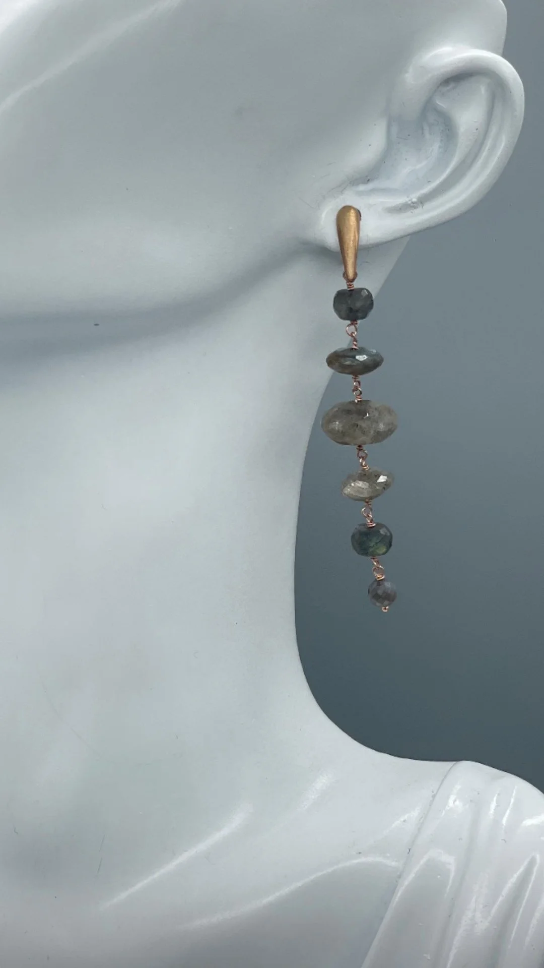 Orecchini con piccole pietre in labradorite naturali, composizione lineare design contemporaneo Crepundia Gioielli — Crepundia Bologna /
Earrings with small natural labradorite gemstones, linear composition contemporary jewelry design Crepundia Gioie