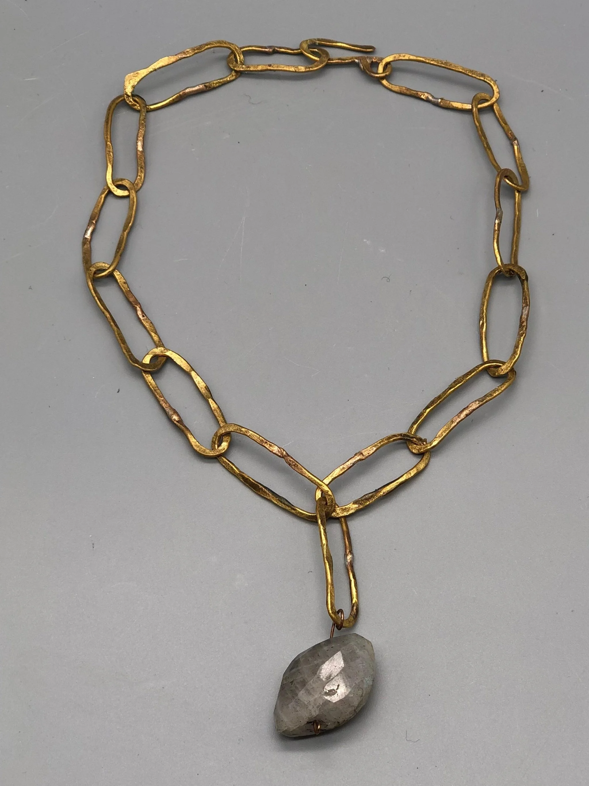 Collana Grey Outline di Claudia Cuzzeri in ottone opaco con maglie irregolari e quarzo grigio sfaccettato.
