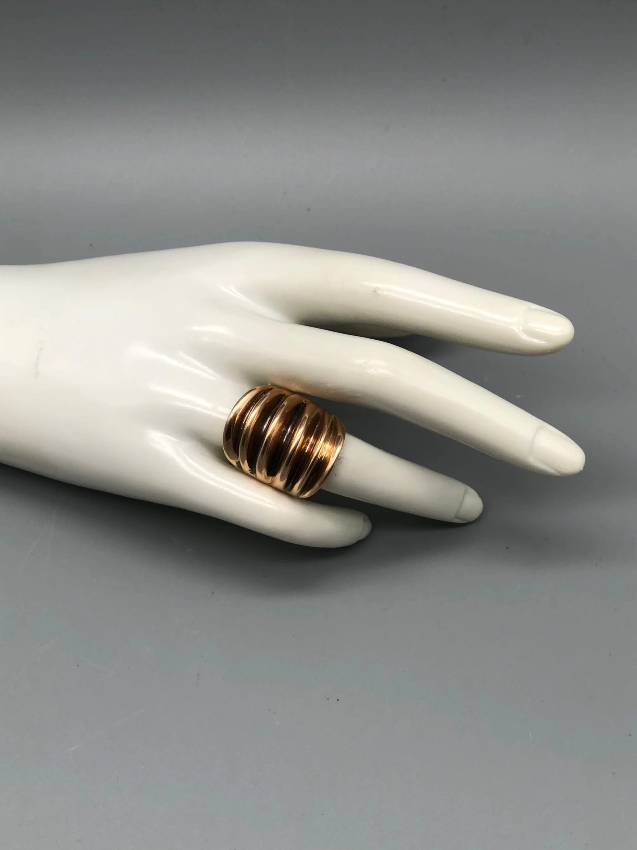 Padma Ventaglio ring in pink bronze — contemporary jewelry by Crepundia Gioielli Bologna / Anello Ventaglio Padma in bronzo rosa — gioiello contemporaneo Crepundia Gioielli Bologna