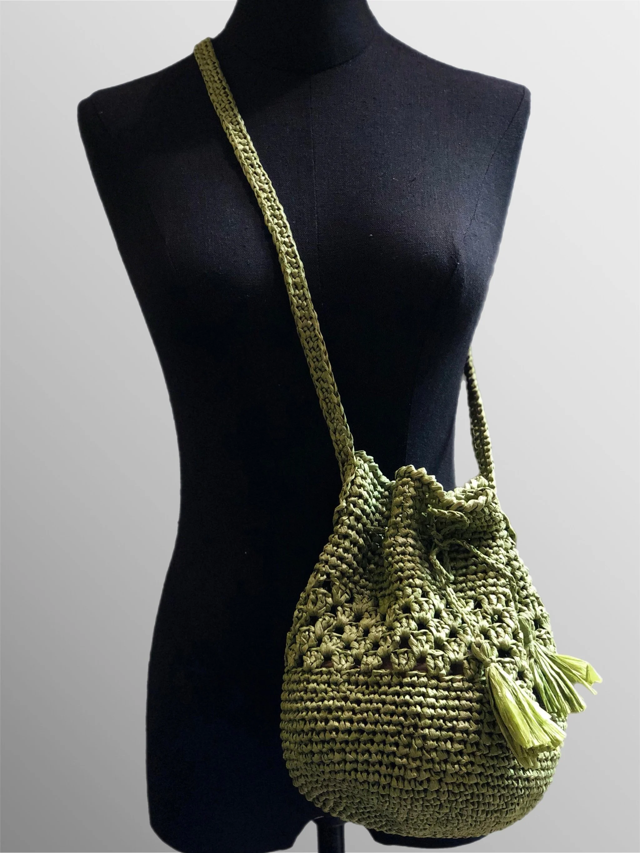 Borsa secchiello in rafia verde intrecciata con nappine, Objects in Studio, Crepundia Gioielli Bologna / Green woven raffia bucket bag with tassels, Objects in Studio, Crepundia Gioielli Bologna