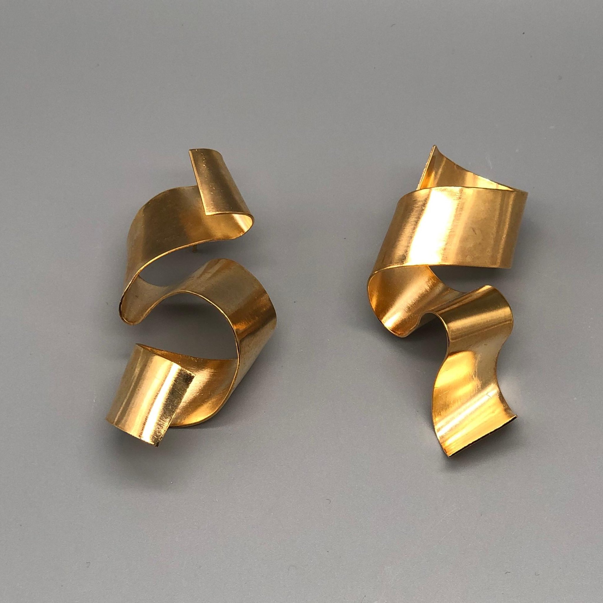 Gold-toned sculptural earrings by Cacu Lab — Crepundia Gioielli Bologna Orecchini scultorei dorati di Cacu Lab — Crepundia Gioielli Bologna