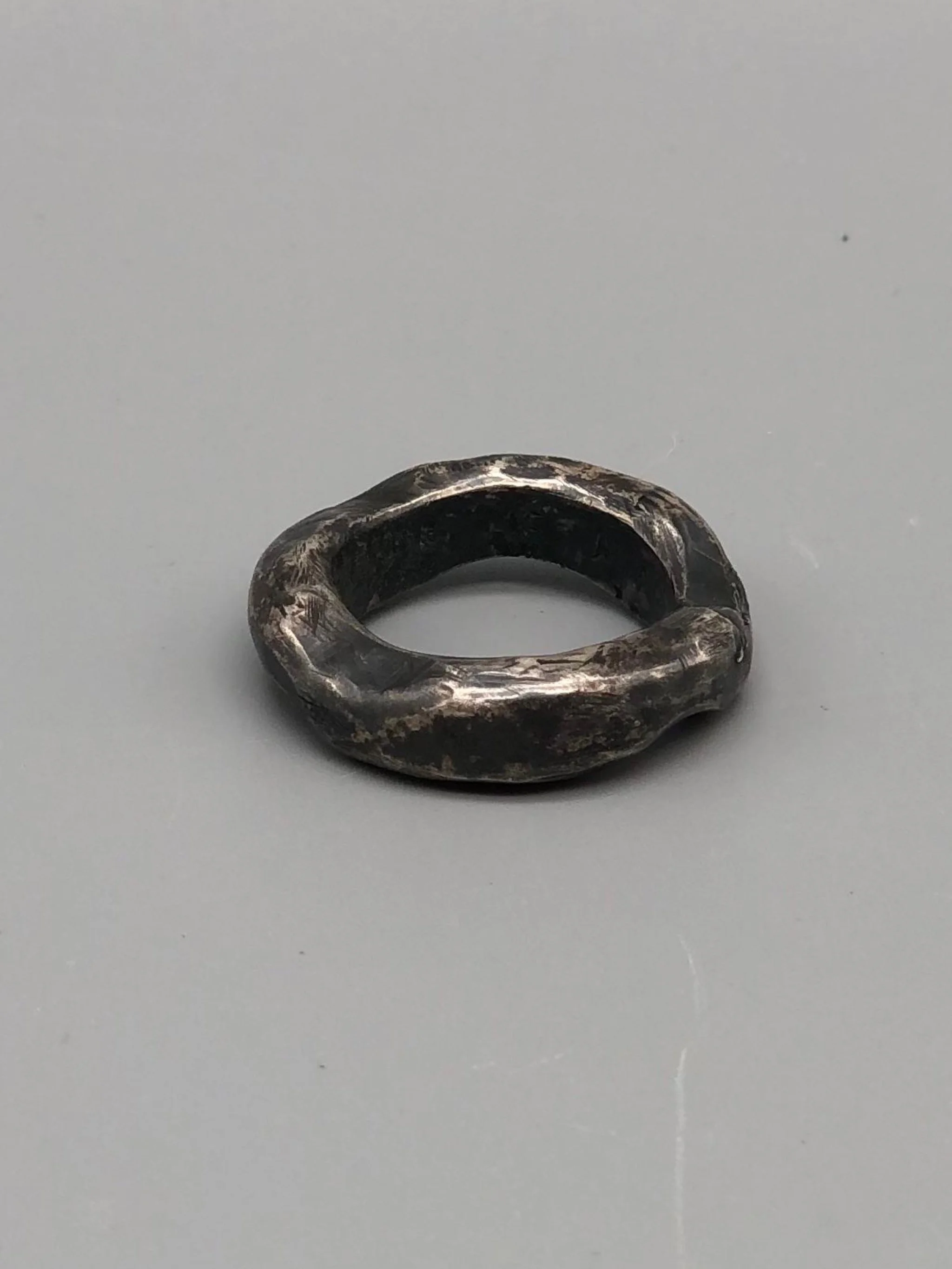 Anello Lingotto in argento brunito, forma organica, Crepundia Gioielli Bologna
