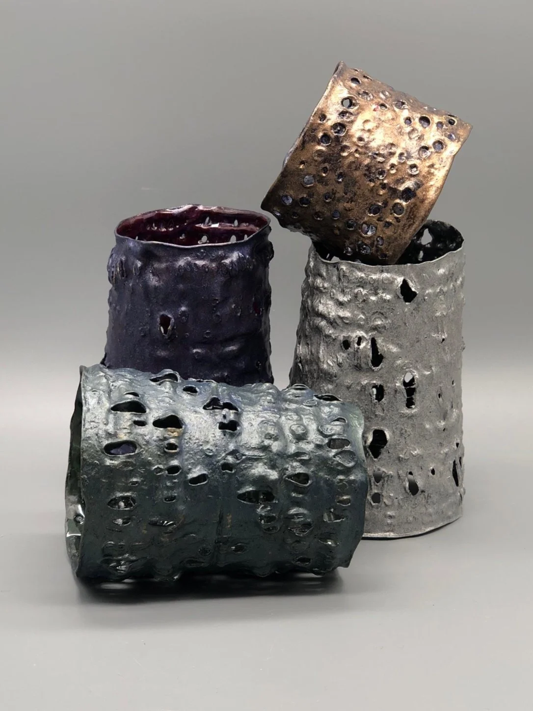 Bracciali in plastica riciclata con pigmenti metallizzati, superfici materiche e volumi irregolari che definiscono una presenza scultorea e contemporanea — Giovanna Ussani, Crepundia Gioielli — Crepundia Bologna
Bracelets in recycled plastic with met