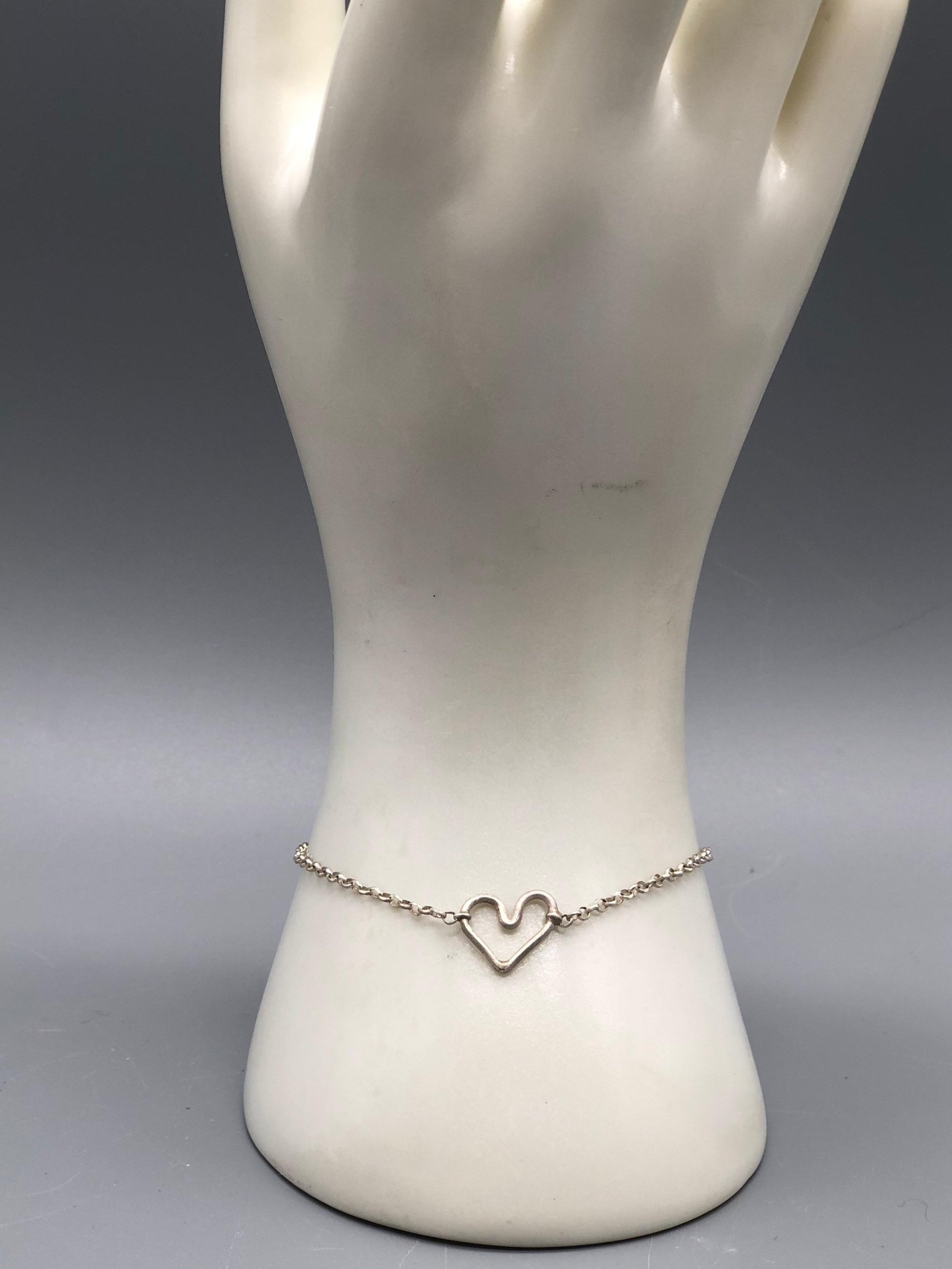 Bracciale Heart in argento 925 opaco della collezione Minimal Shapes di Crepundia Gioielli, con elemento centrale a forma di cuore.