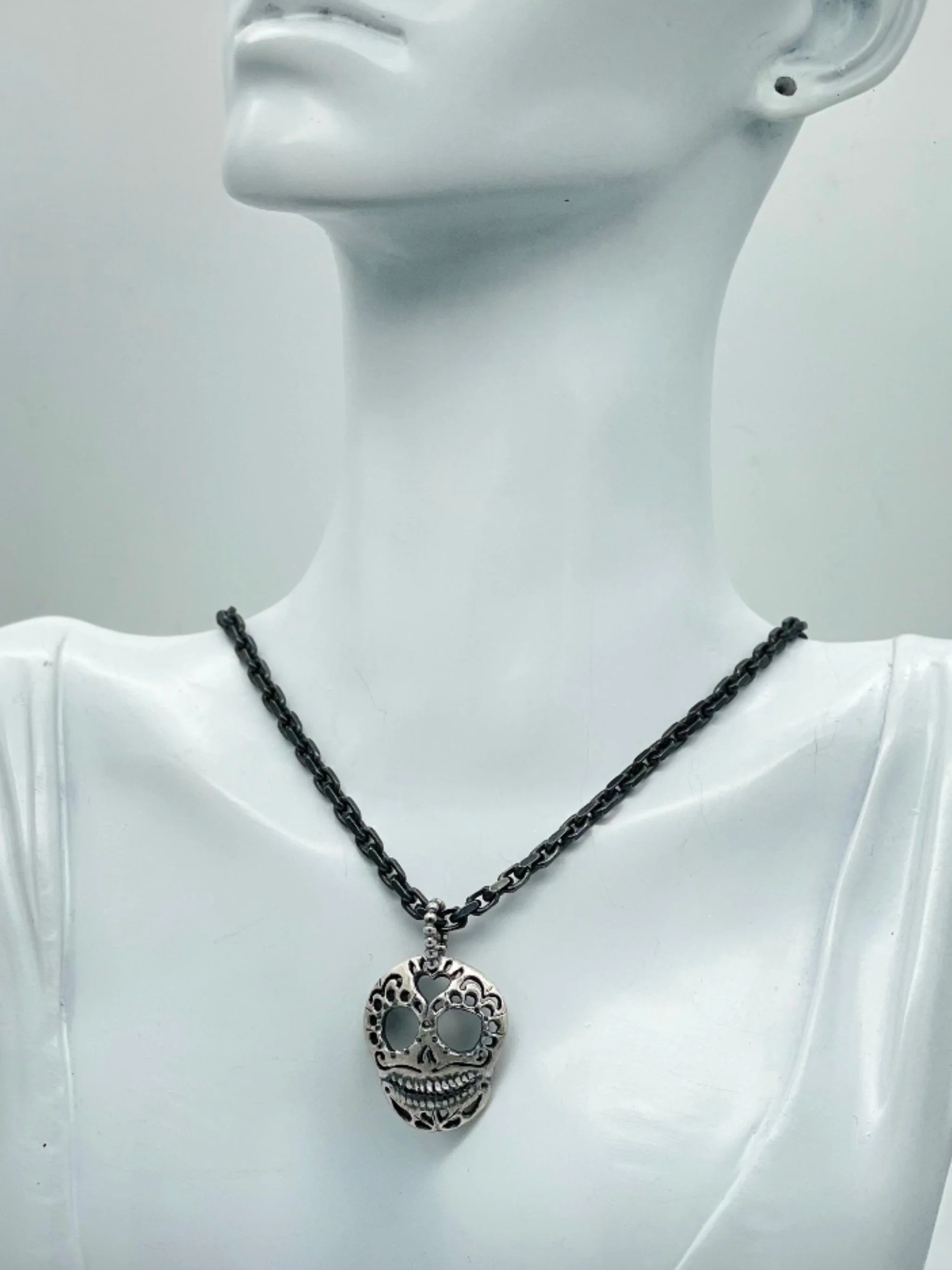 Sonja Markhoff Calavera de Dulce Cutout pendant in sterling silver with oxidized filed trace chain, contemporary skull necklace by Crepundia Gioielli Bologna