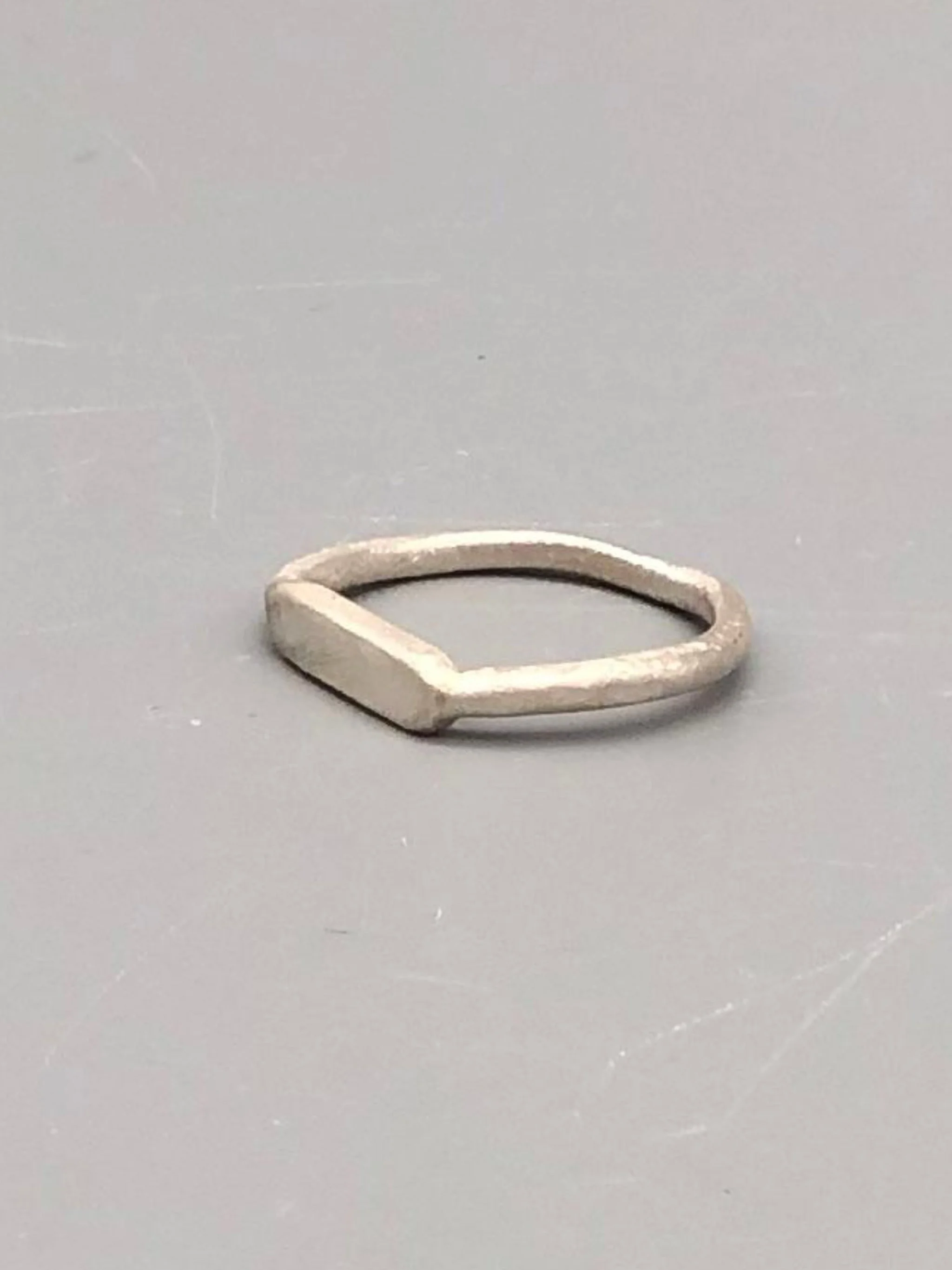 Anello Flat della collezione Minimal Shapes in argento 925, con sottile fascia irregolare ed elemento piatto frontale.