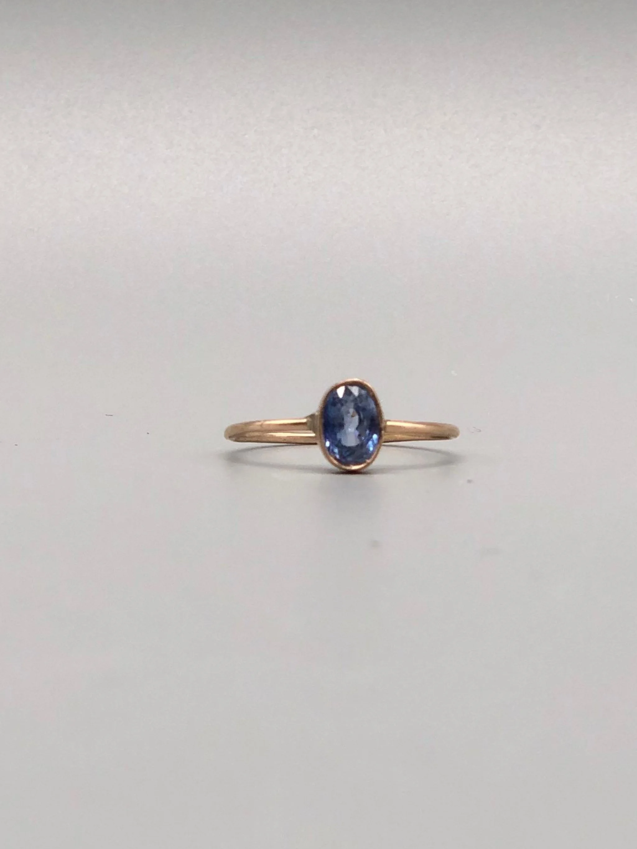 Anello in oro 14 carati con zaffiro azzurro Ceylon taglio ovale – Maria Gioielli – Crepundia Gioielli Bologna