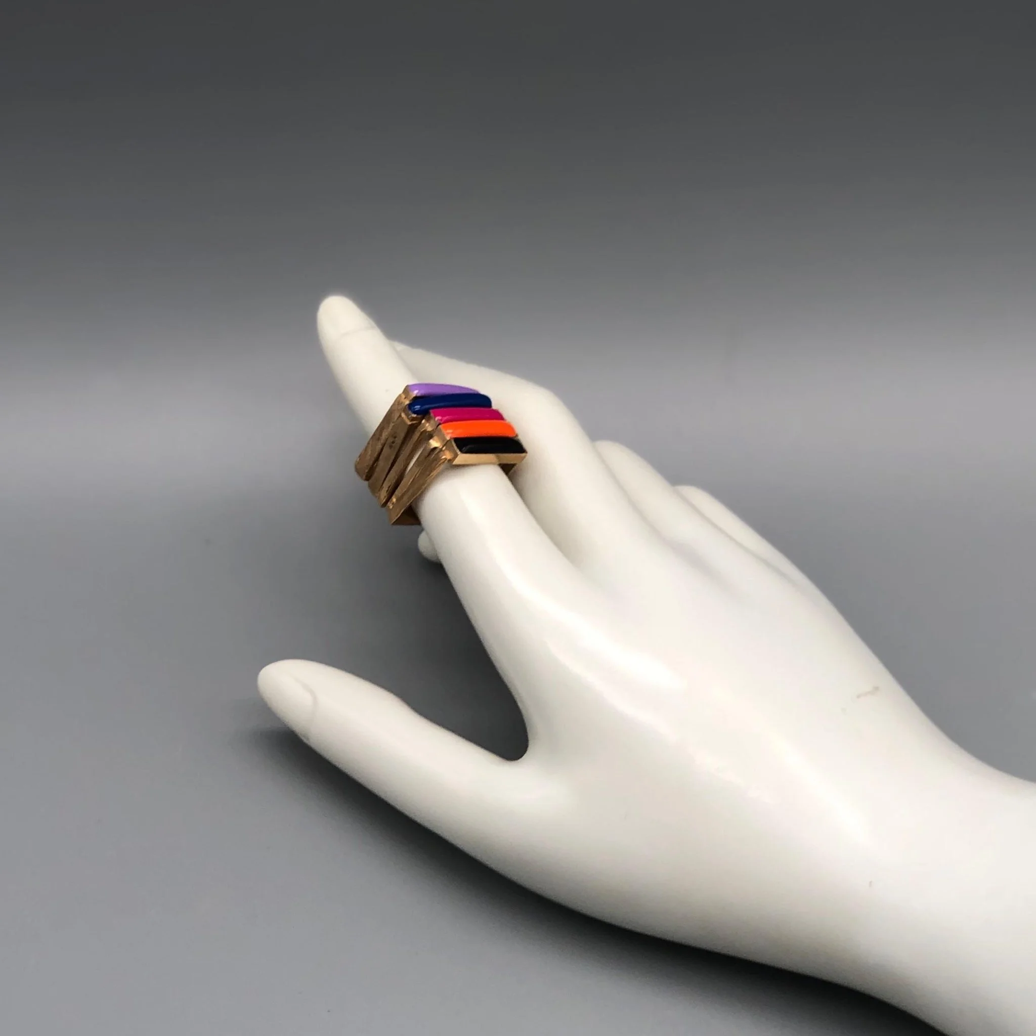 Anelli in bronzo con smalti colorati, segni grafici e ritmo compositivo, EL Gioielli — Crepundia Bologna.
Bronze rings with colored enamel, graphic accents and rhythmic composition, EL Gioielli — Crepundia Bologna.
