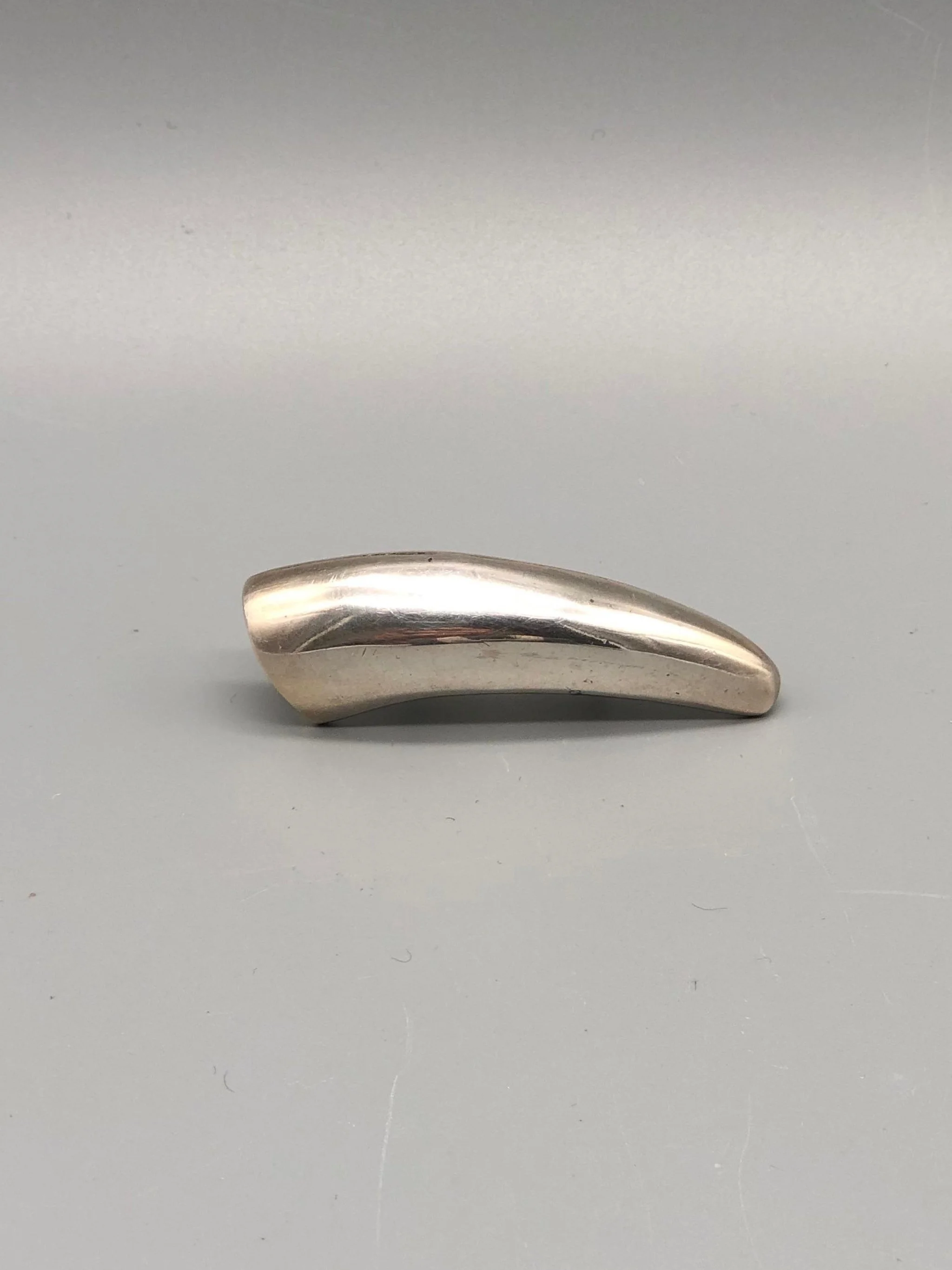 Zanna ring by Ariadna Segafredo in sterling silver, elongated sculptural form, Crepundia Gioielli Bologna