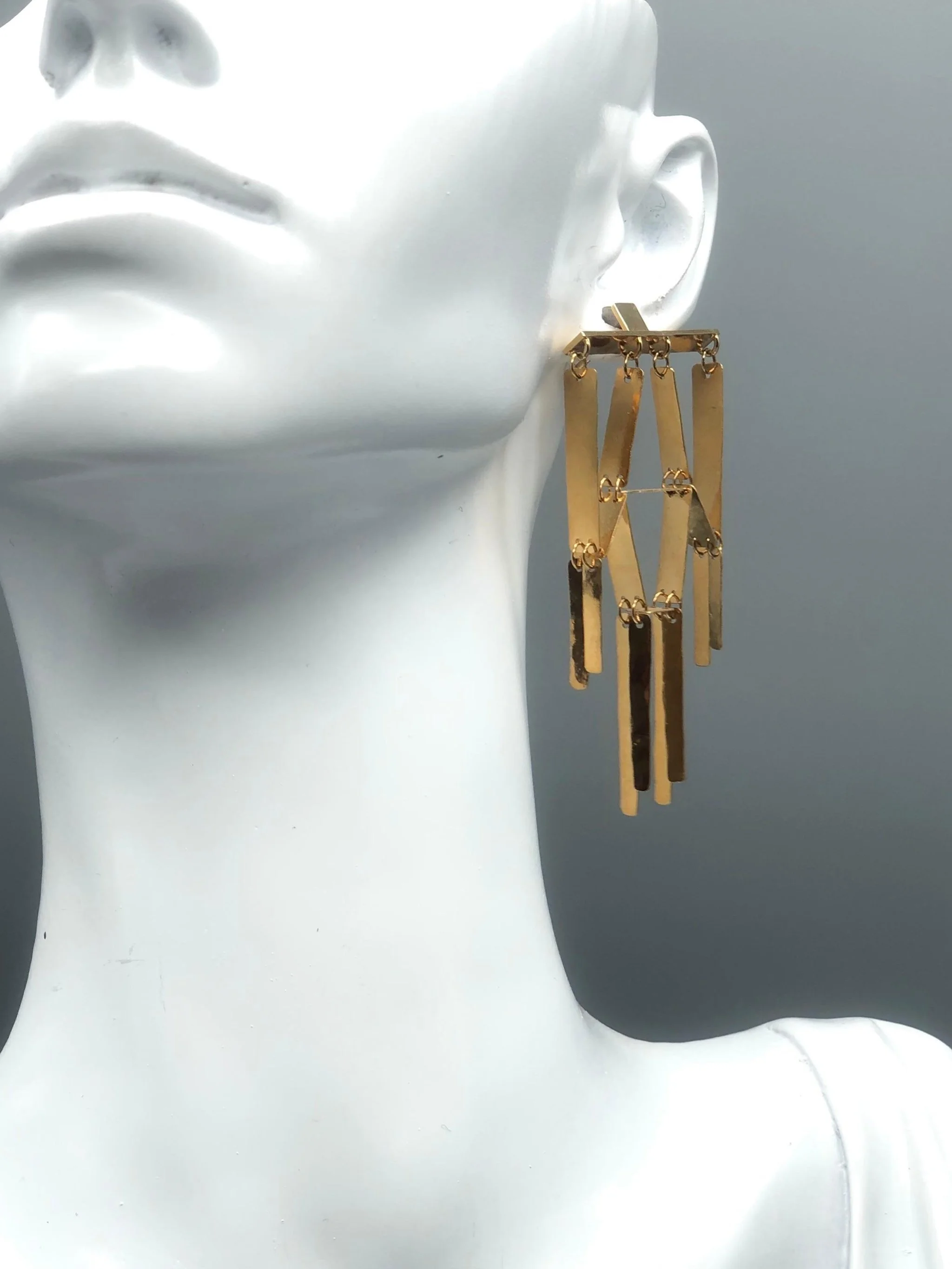 Elisa Deval Alo Medi earrings in sterling silver with 18 karat yellow gold plating, geometric contemporary dangling earrings worn on mannequin, Crepundia Gioielli Bologna