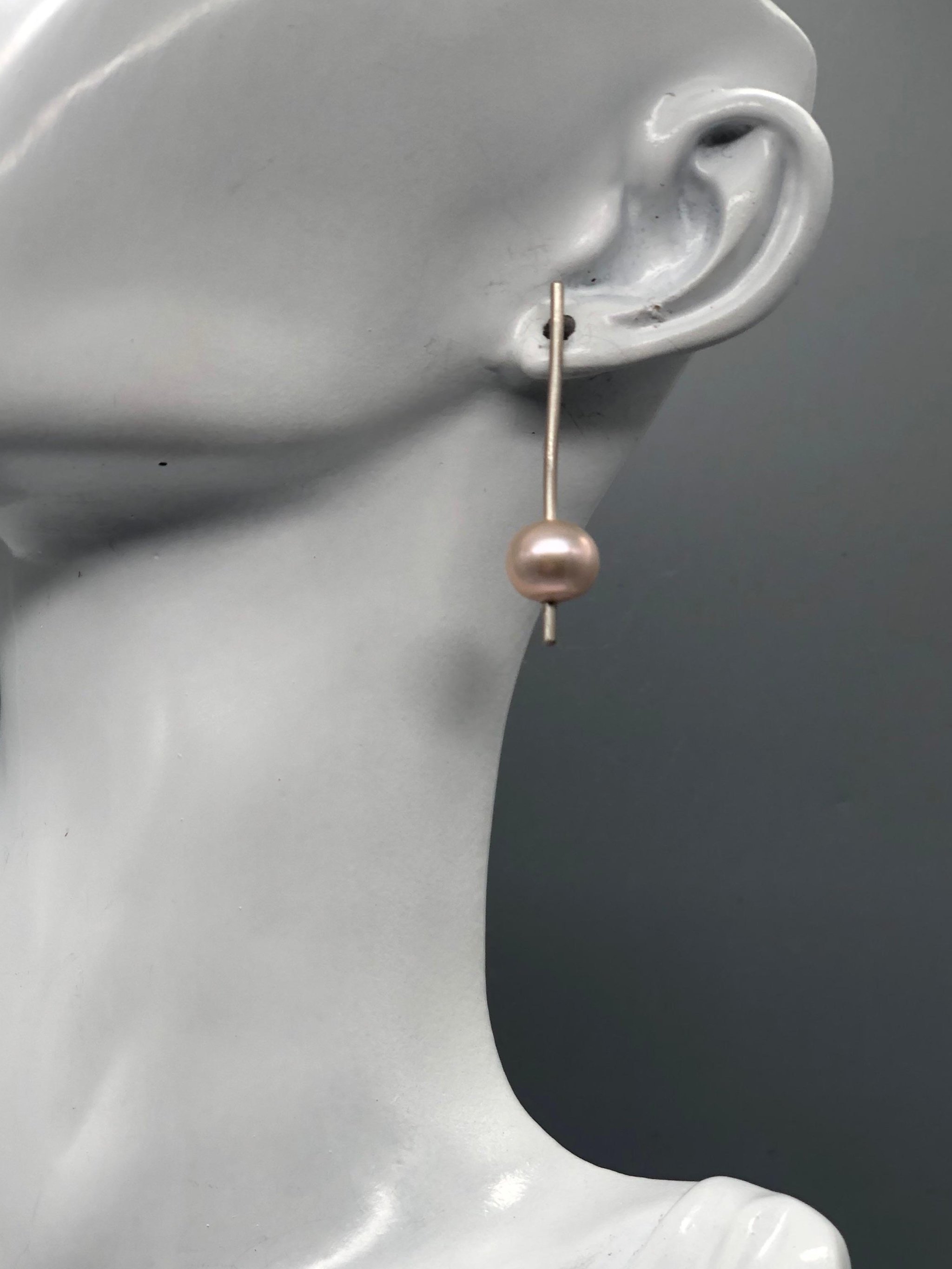 Minimal sterling silver earrings with natural white pearls on linear bars, handcrafted in the Crepundia Modena workshop — Crepundia Bologna