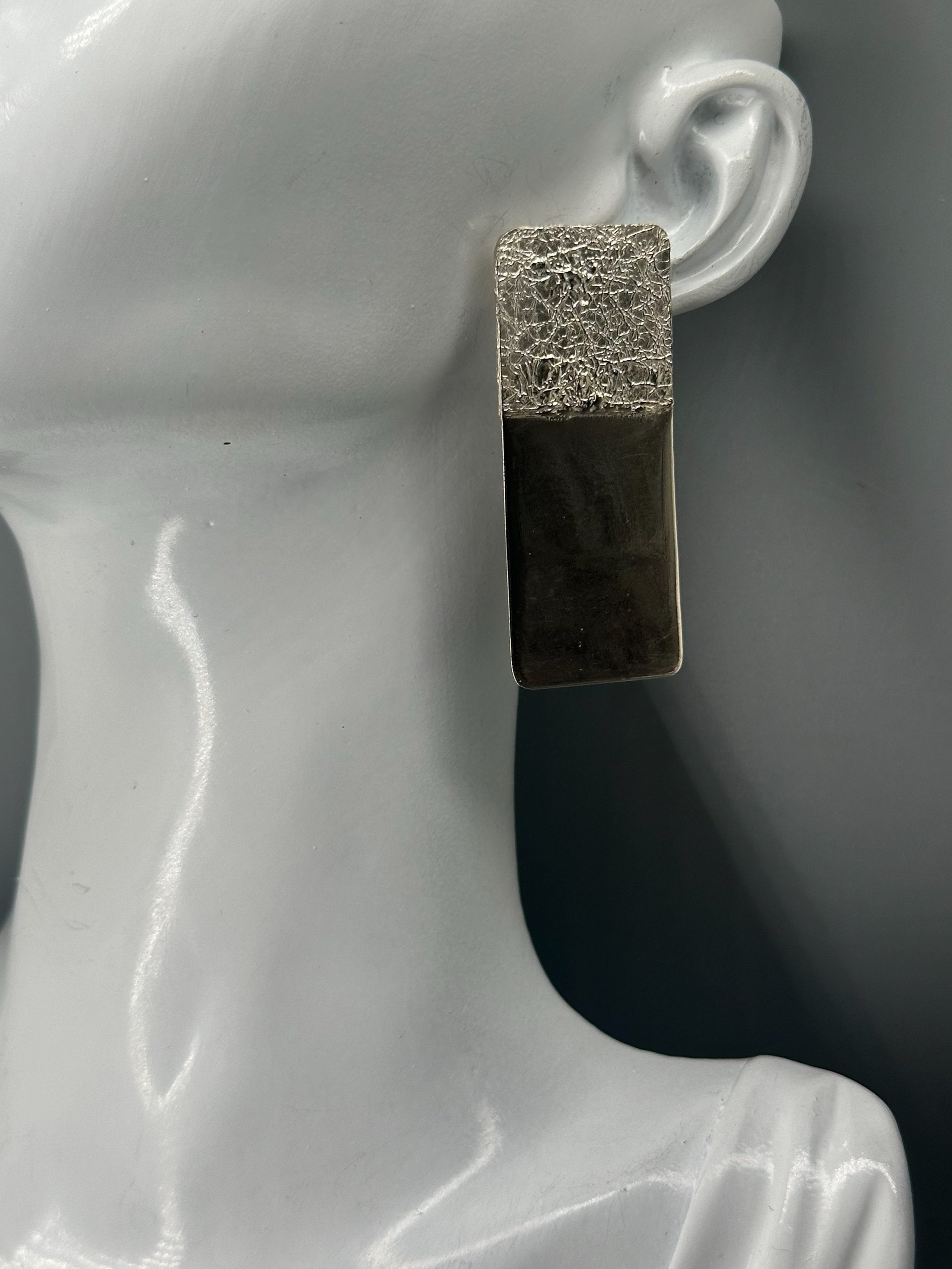 HoAsen Jewelry, The Mirror Earrings in argento lucido, con superfici specchianti e materiche a contrasto. HoAsen Jewelry, The Mirror Earrings in polished sterling silver, featuring contrasting reflect