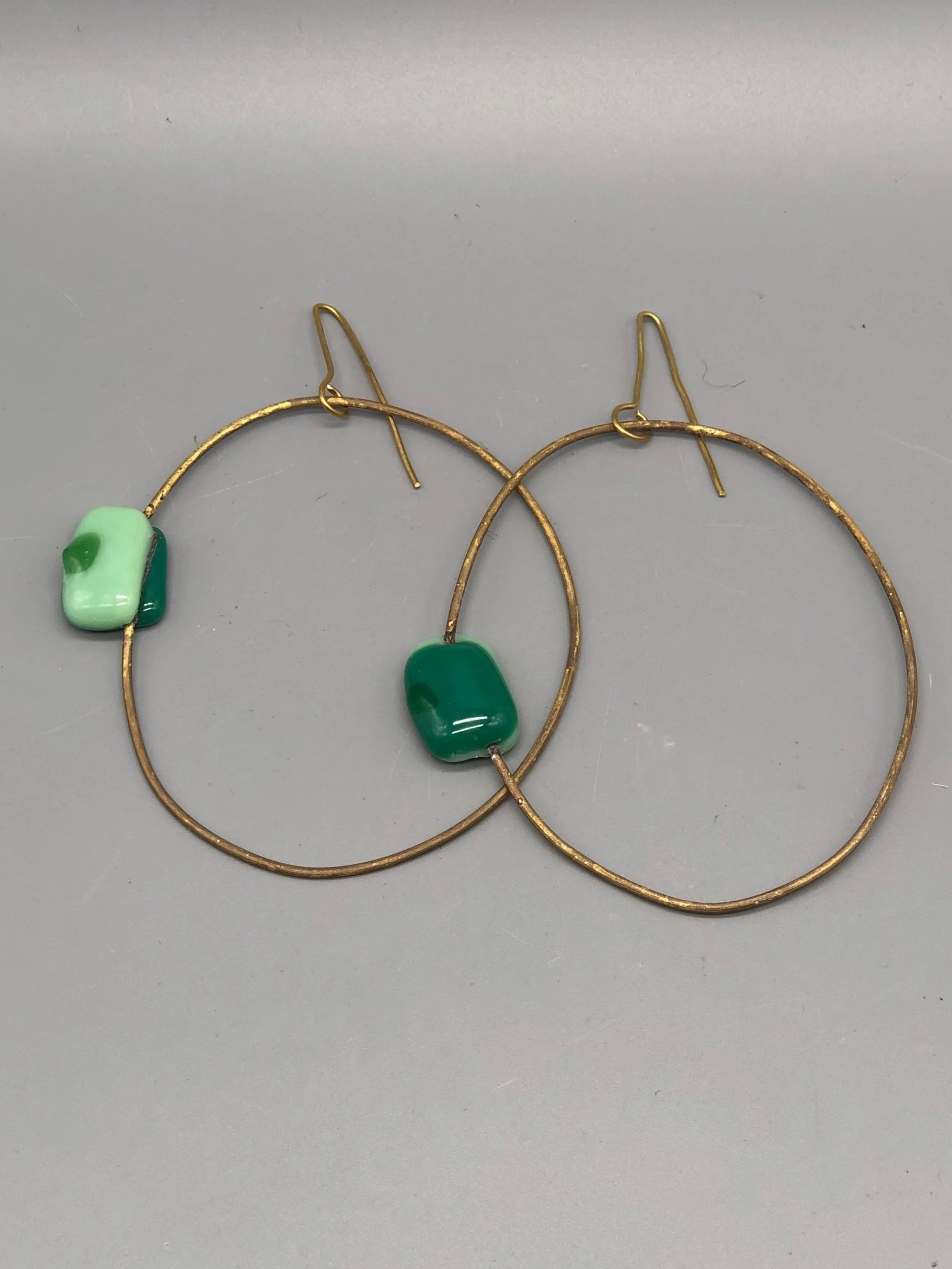 Manumara Ancient Verde brass and Bullseye glass earrings for Crepundia Gioielli Bologna. / Orecchini Manumara Ancient Verde in ottone e vetro Bullseye per Crepundia Gioielli Bologna.