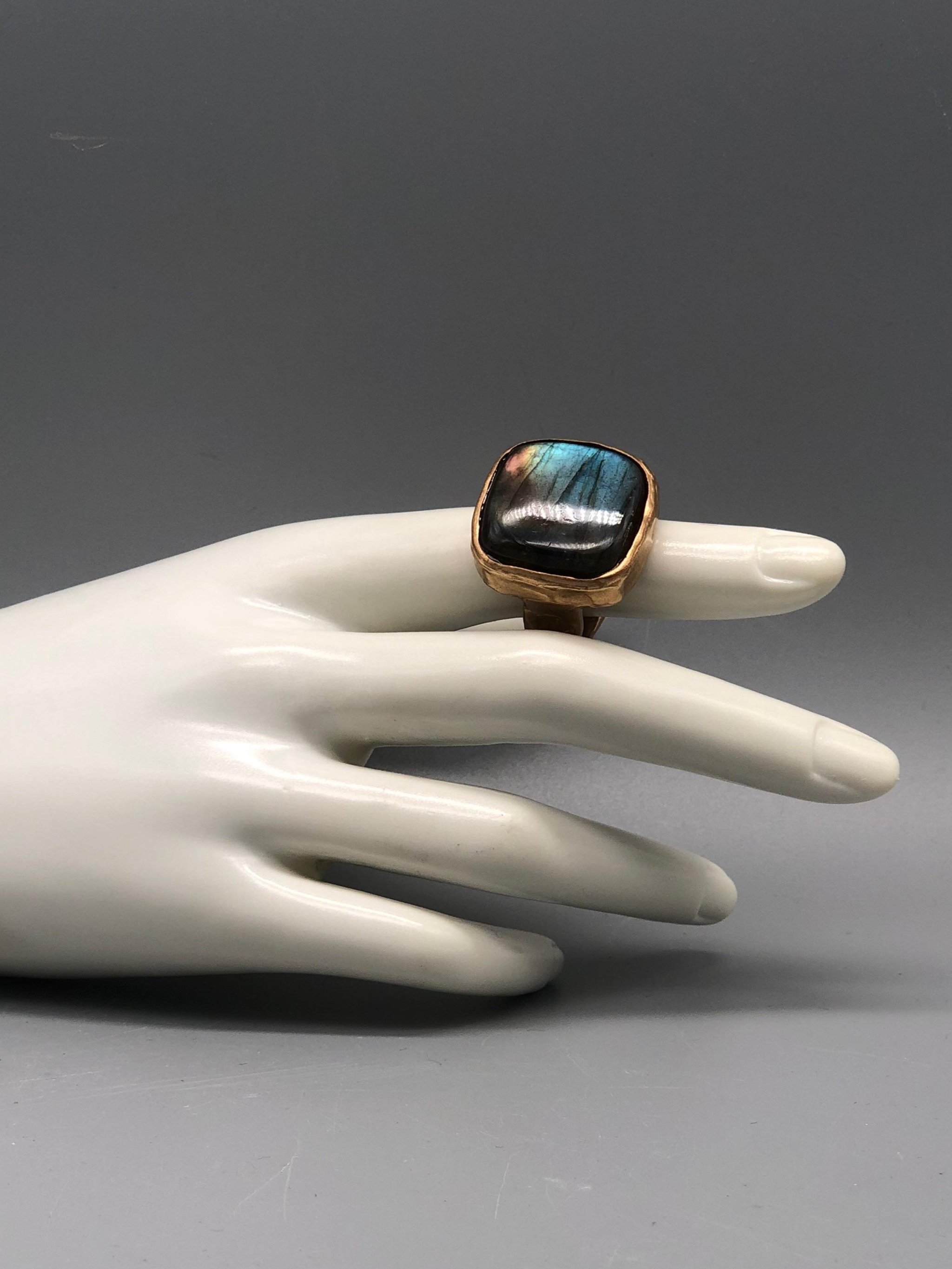 Anello Labradorite
Labradorite Ring

Floret Gioielli per Crepundia Gioielli Bologna
Floret Jewelry at Crepundia Gioielli Bologna