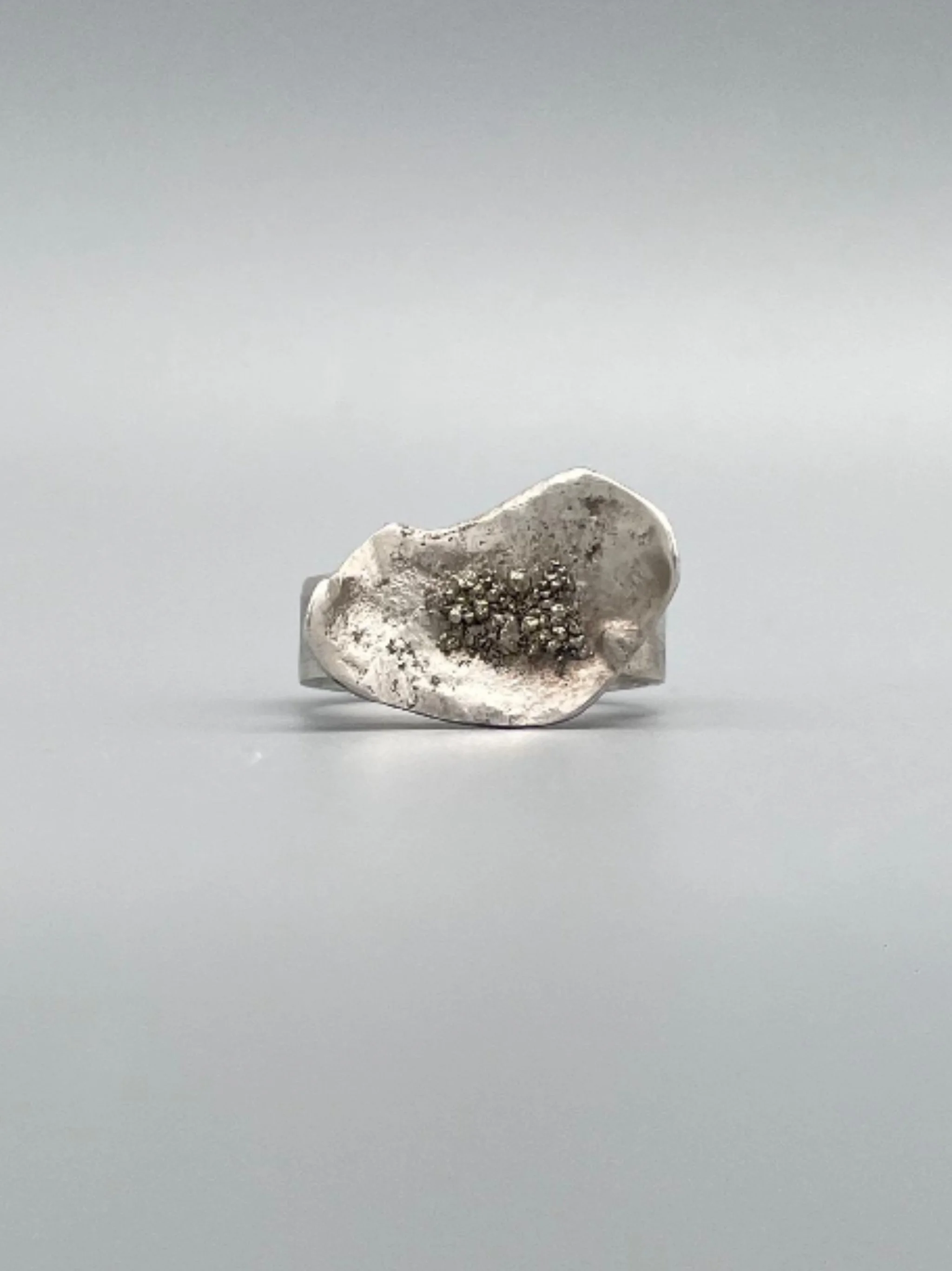 Liz Huberman Pirita ring in sterling silver with natural pyrite, contemporary sculptural ring — Crepundia Gioielli Bologna