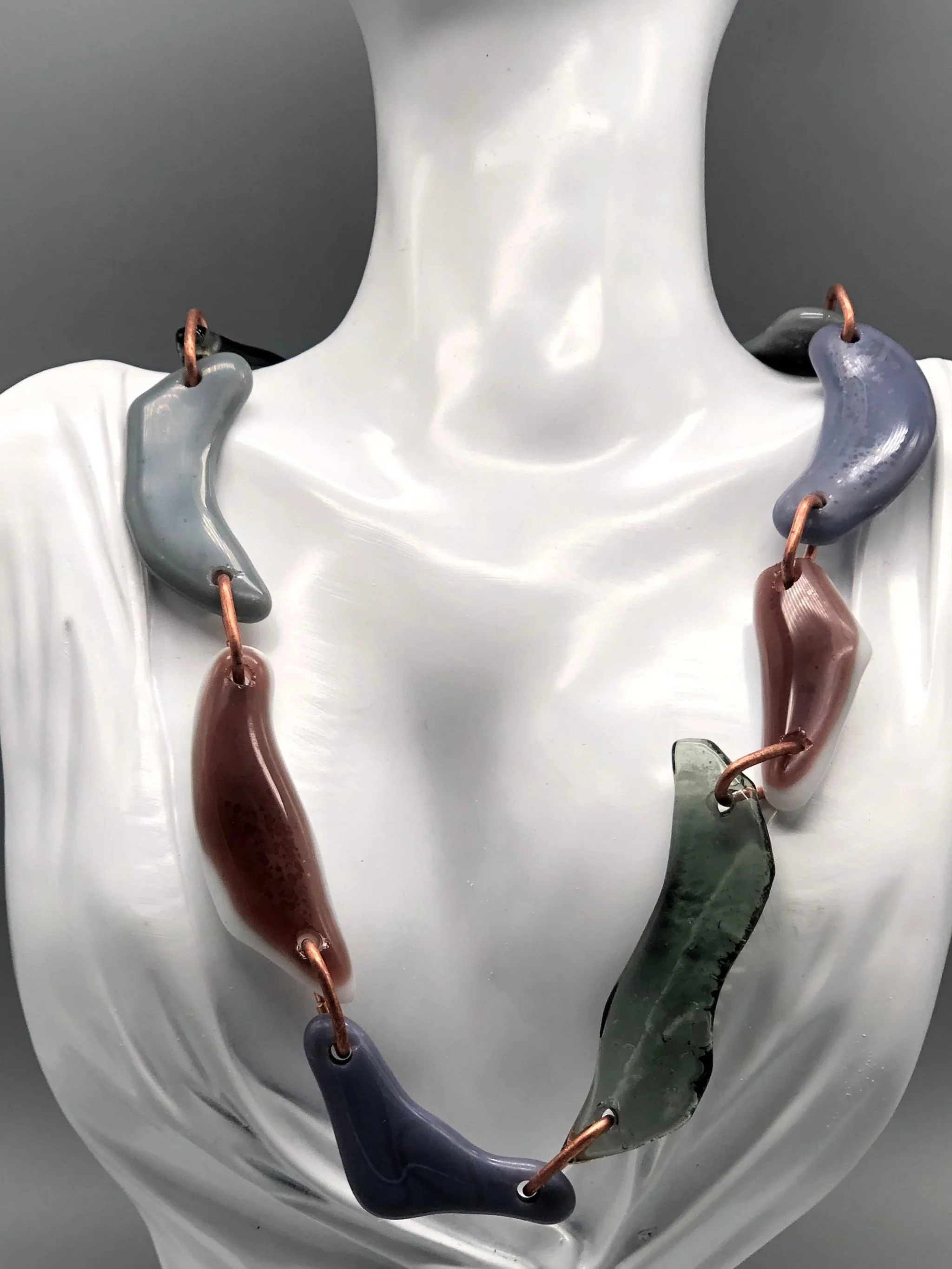 Manumara Murano glass and copper necklace for Crepundia Gioielli Bologna. / Collana Manumara in vetro Murano e rame per Crepundia Gioielli Bologna.