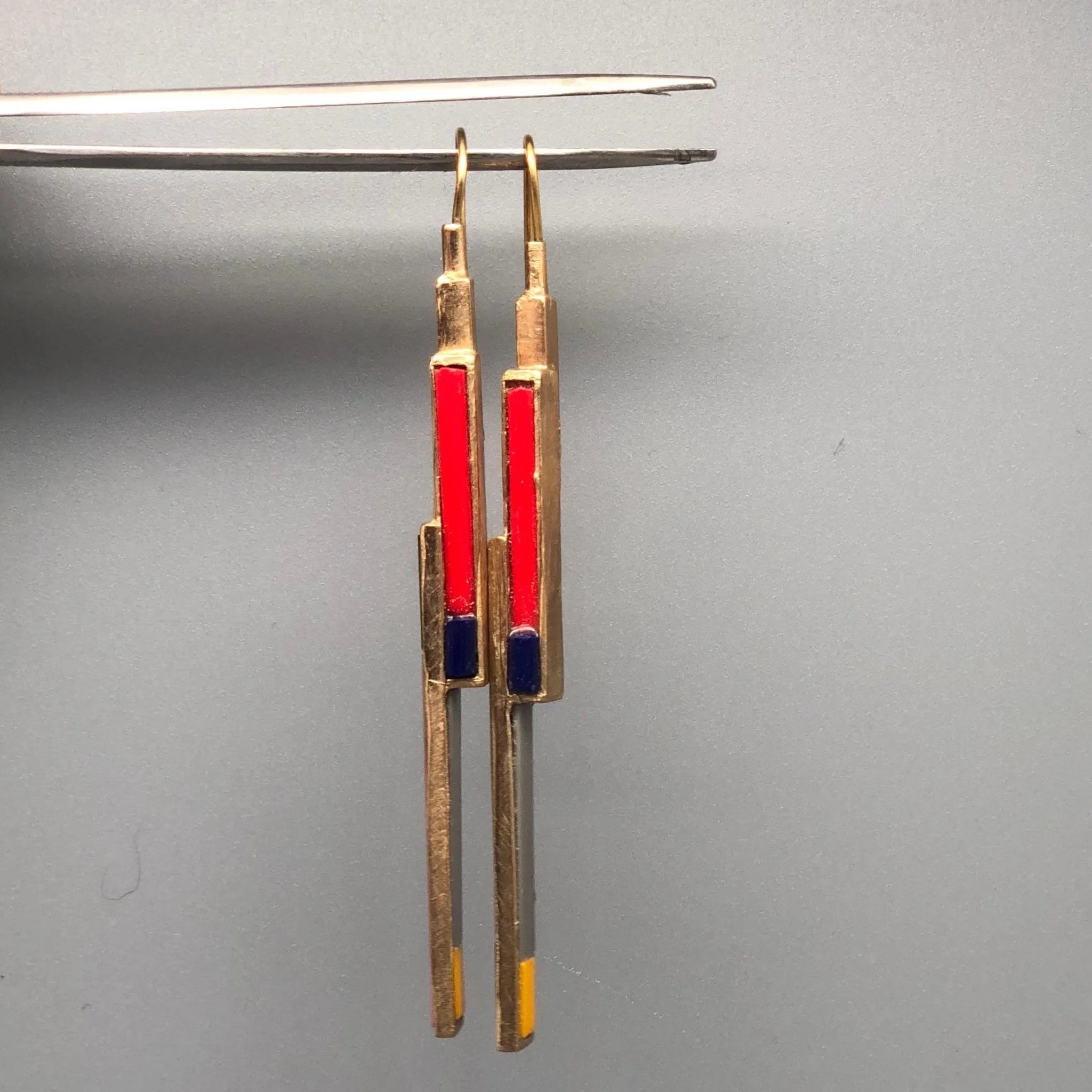 Orecchini, sviluppo verticale e variazioni cromatiche.
EL Gioielli — Crepundia Gioielli Bologna.

Earrings, vertical development and chromatic variations.
EL Gioielli — Crepundia Gioielli Bologna.