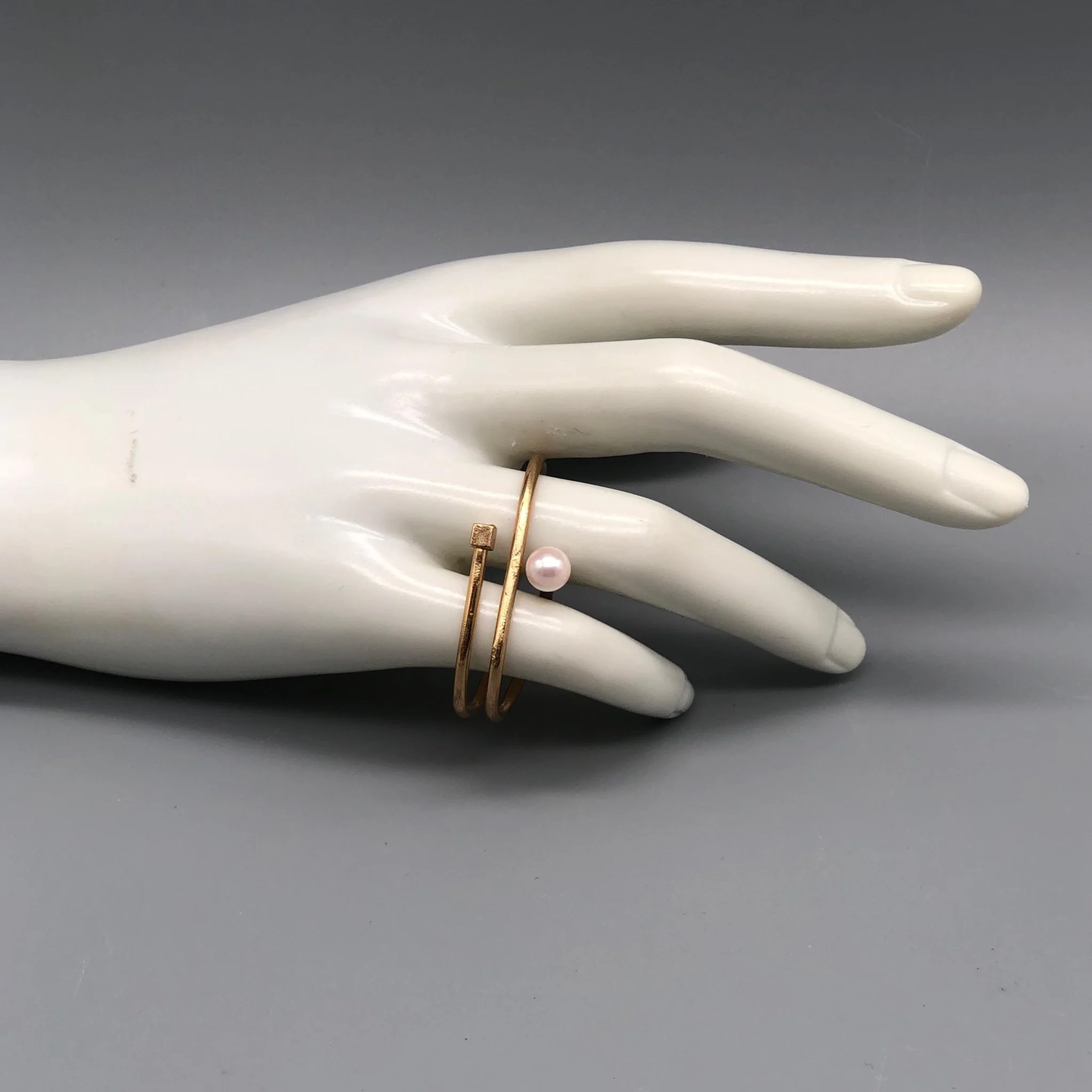 Anello doppio in bronzo con vetro veneziano, linea continua e costruzione essenziale, EL Gioielli — Crepundia Bologna.
Double bronze ring with Venetian glass, continuous line and essential construction, EL Gioielli — Crepundia Bologna.