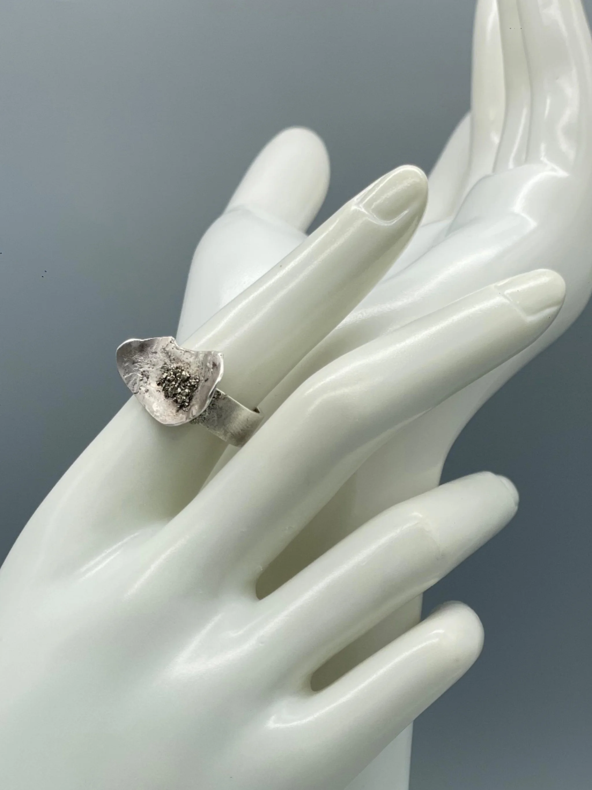 Liz Huberman Pirita ring in sterling silver with natural pyrite, contemporary sculptural ring — Crepundia Gioielli Bologna