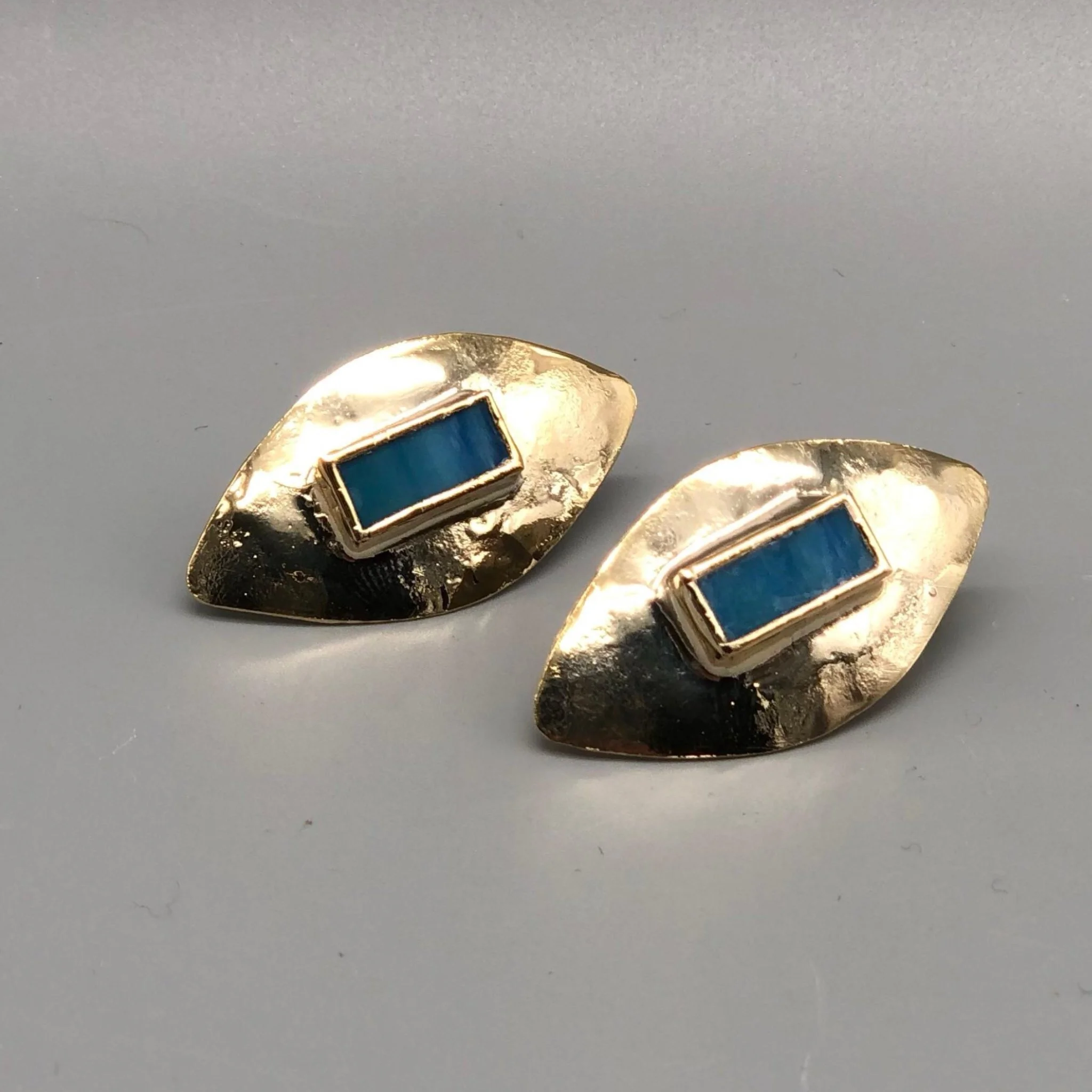 Anni Luce earrings in gold-toned metal with rectangular blue detail, contemporary jewelry Crepundia Gioielli Bologna Orecchini Anni Luce in metallo dorato con dettaglio rettangolare blu, gioielli contemporanei Crepundia Gioielli Bologna