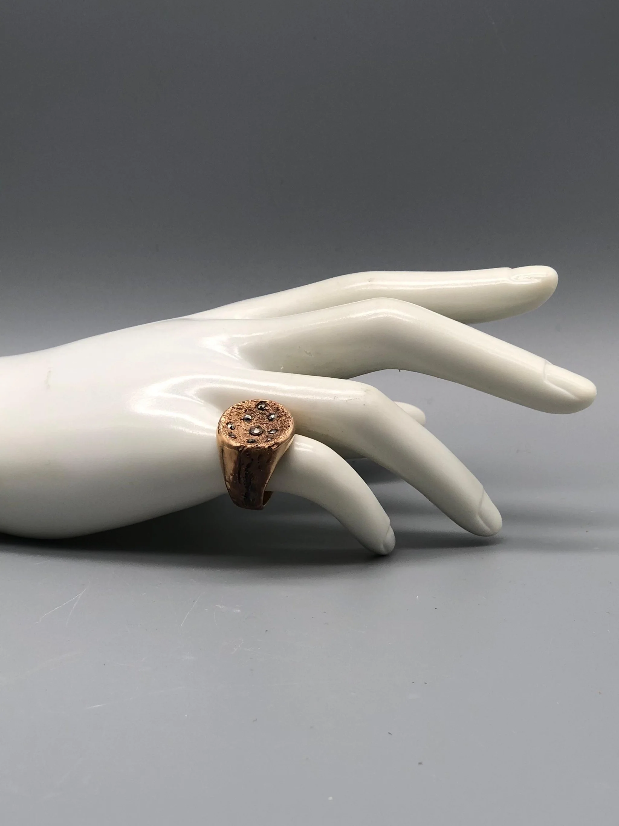 Padma Sahara ring for Crepundia Gioielli in rose bronze with marcasites. Sculptural contemporary handmade ring available at Crepundia Gioielli Bologna.