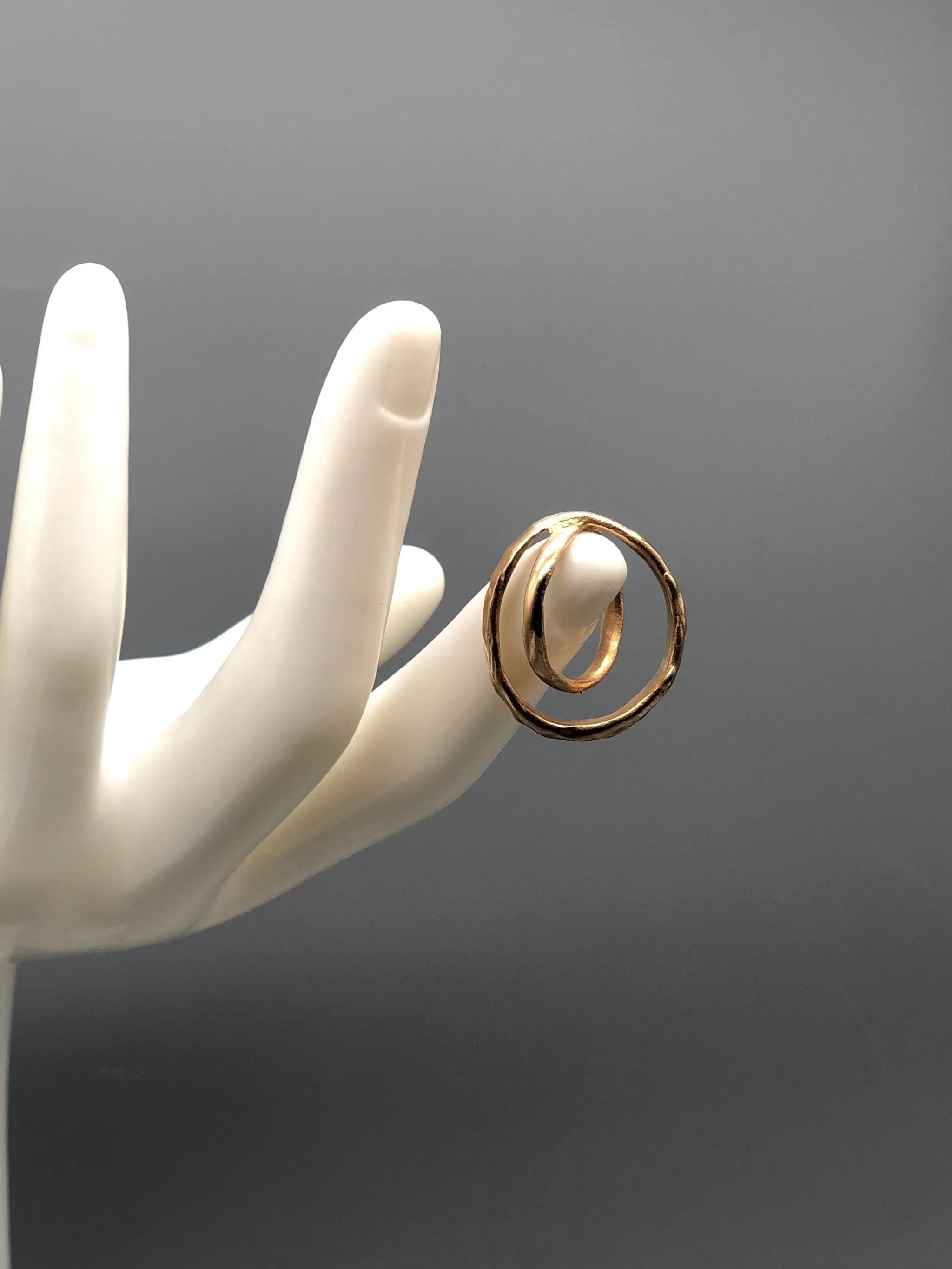 Anello Circle
Circle Ring

Bronzo lavorato a mano.
Handcrafted bronze.

Floret Gioielli per Crepundia Gioielli Bologna
Floret Jewelry at Crepundia Gioielli Bologna