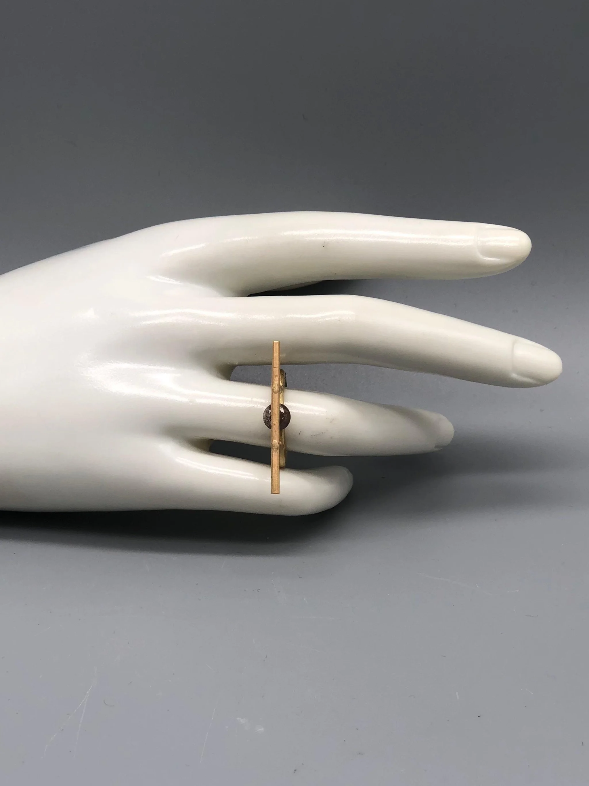 Marco Mangàni Barra Ring with grey diamond in matte 18k gold – Crepundia Gioielli Bologna
