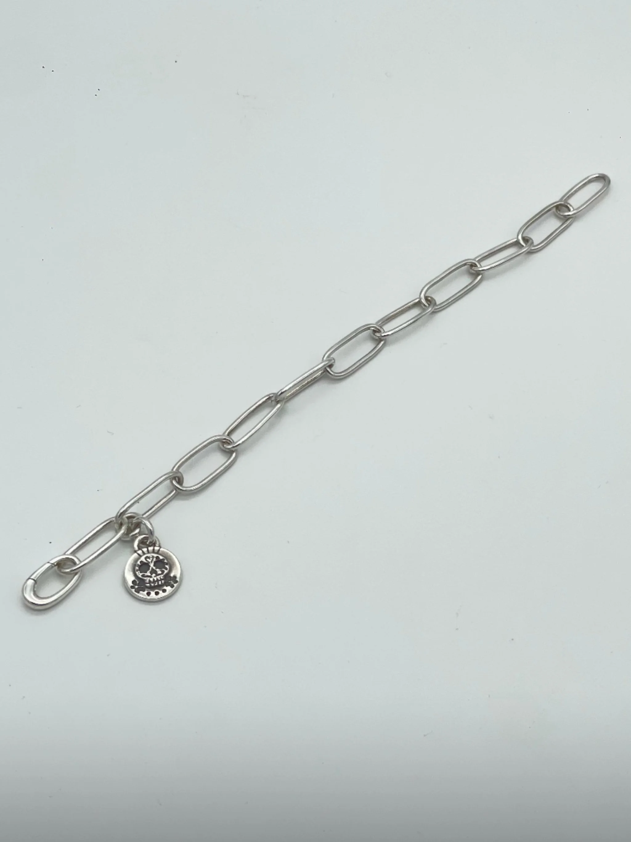 Sonja Markhoff Calavera bracelet in sterling silver with engraved skull pendant, matte finish, contemporary jewelry at Crepundia Gioielli Bologna