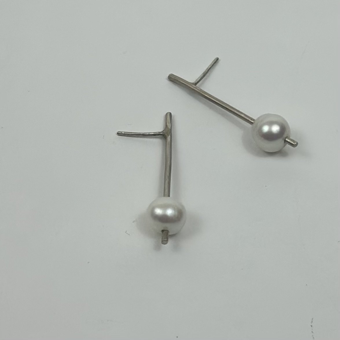 Orecchini Fiamma in argento 925 e perle bianche. Crepundia Gioielli