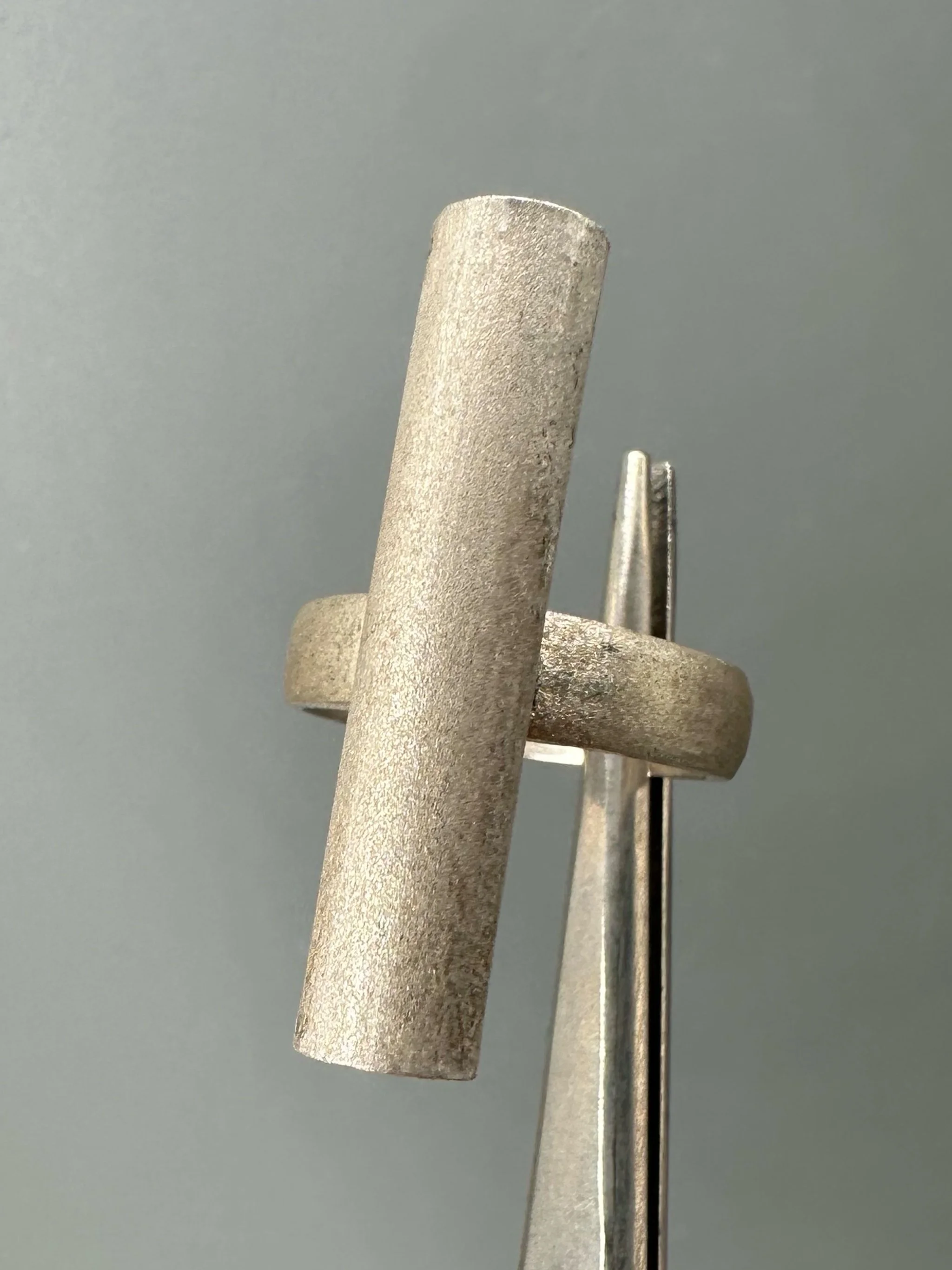 HoAsen Jewelry The Snow Tube Ring in satin-finished sterling silver — Crepundia Gioielli Bologna