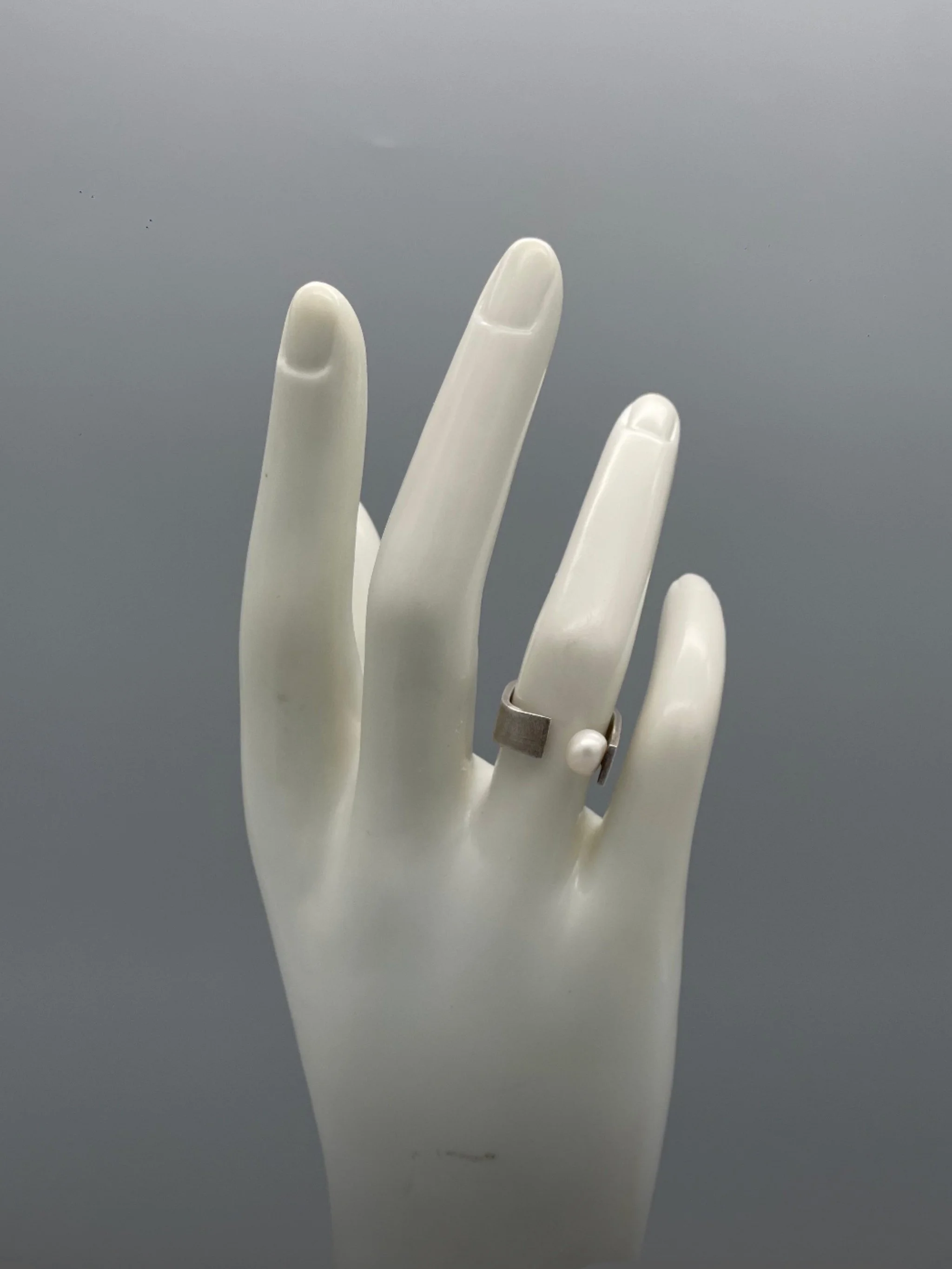 Anello Clave indossato argento 925 e perla Crepundia Gioielli — Crepundia Bologna worn contemporary ring detail