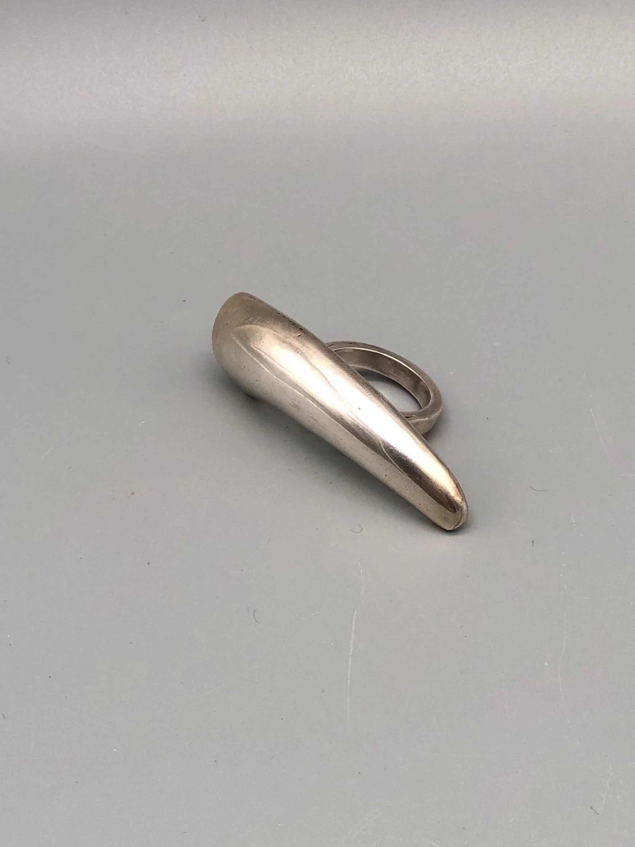 Zanna ring by Ariadna Segafredo in sterling silver, elongated sculptural form, Crepundia Gioielli Bologna