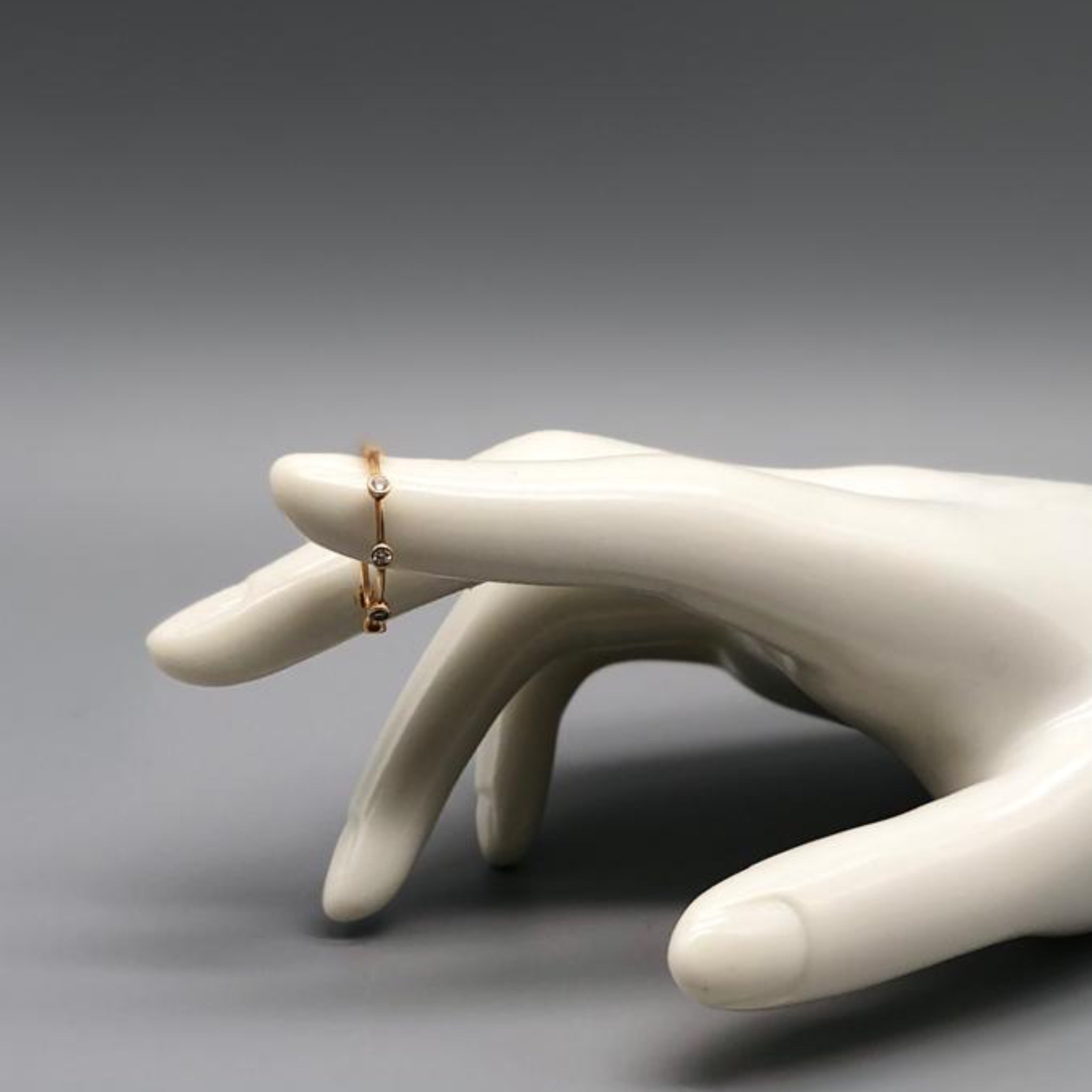 Anello sottile in oro giallo con piccoli diamanti, linea essenziale, Crepundia Gioielli — Crepundia Bologna
Thin yellow gold ring with small diamonds, essential line, Crepundia Gioielli — Crepundia Bologna