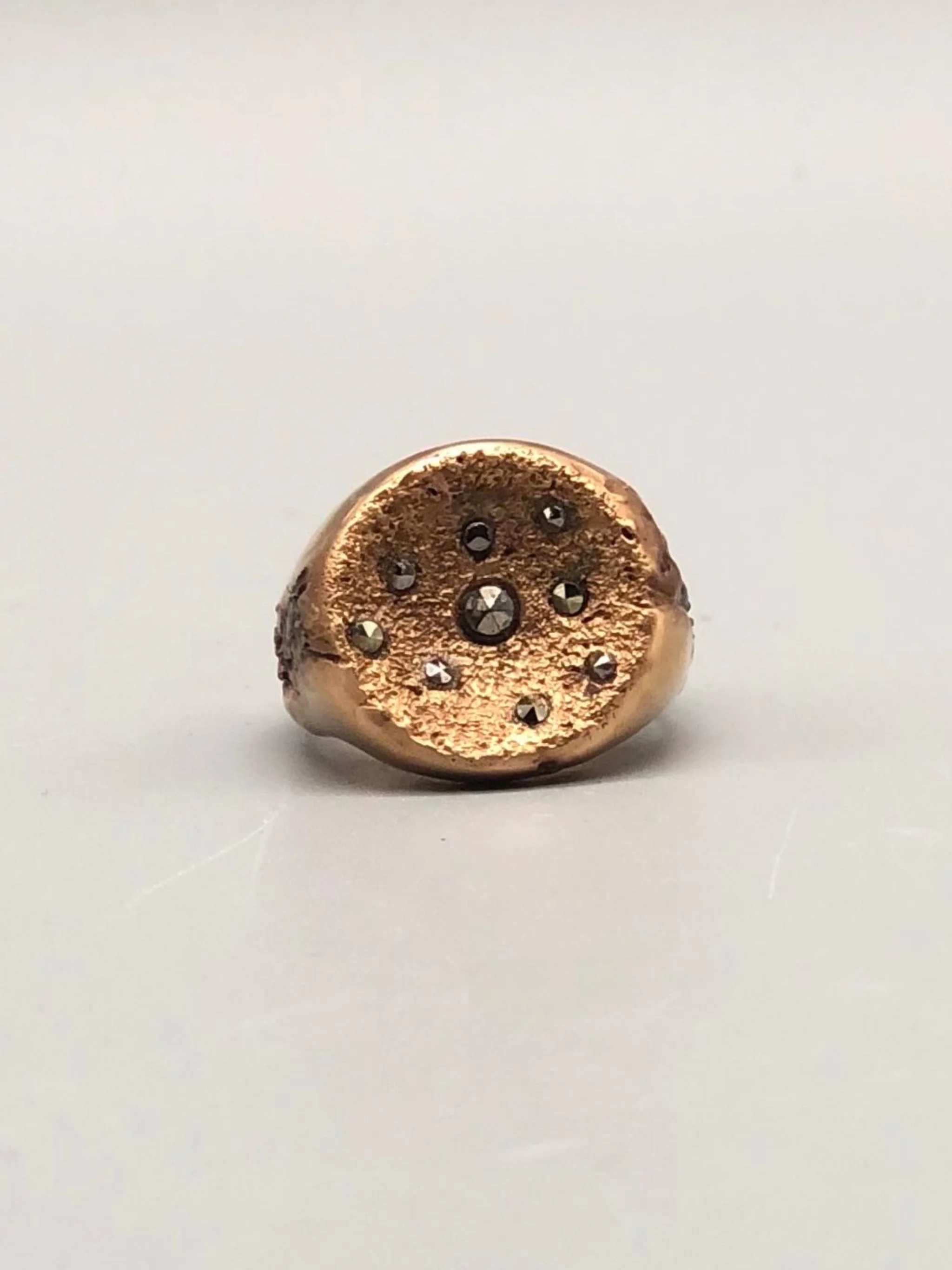 Padma Sahara ring for Crepundia Gioielli in rose bronze with marcasites. Sculptural contemporary handmade ring available at Crepundia Gioielli Bologna.