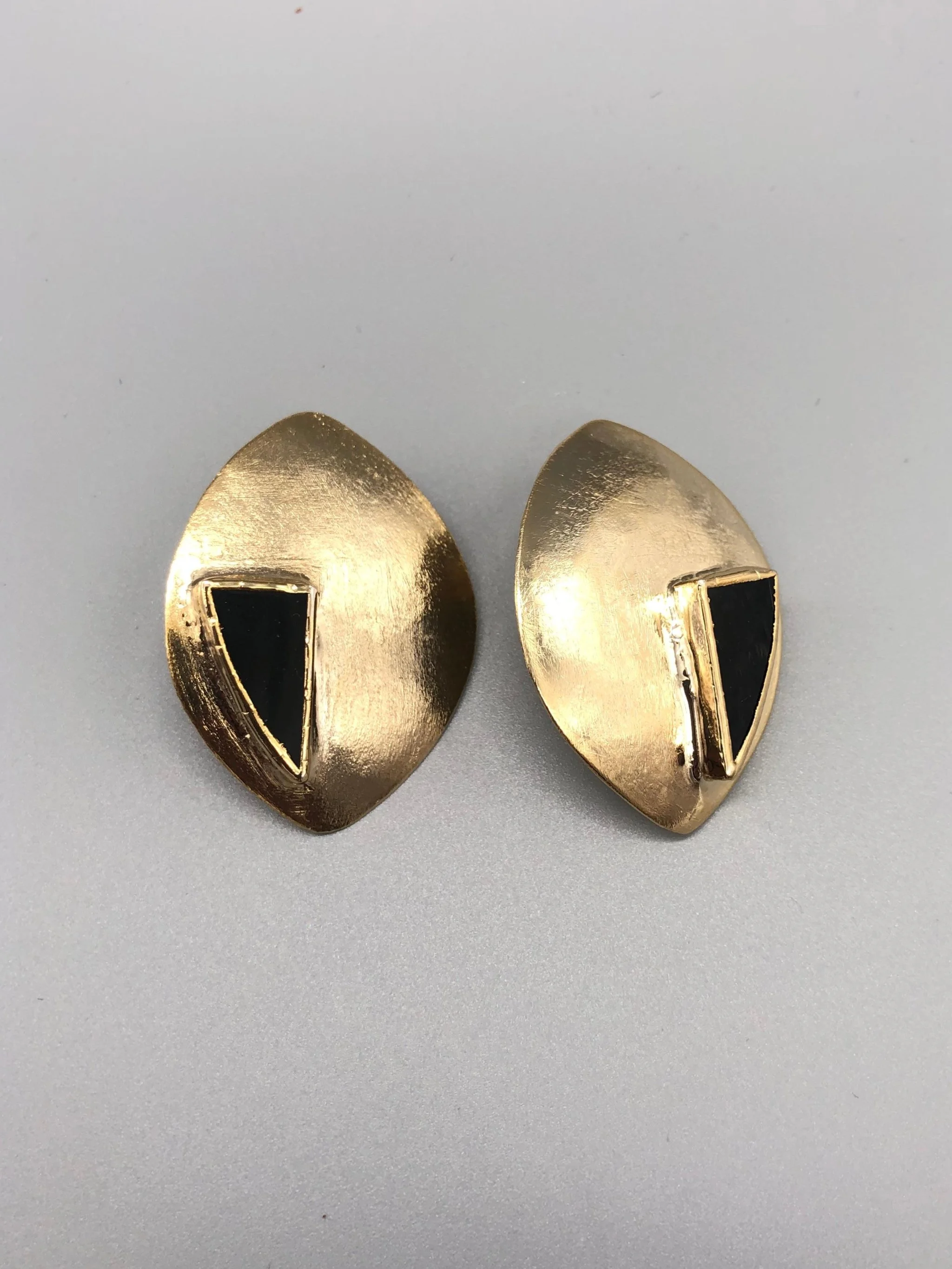 Orecchini Offset di Anni Luce in ottone placcato oro e vetro di Murano nero, dal design geometrico contemporaneo