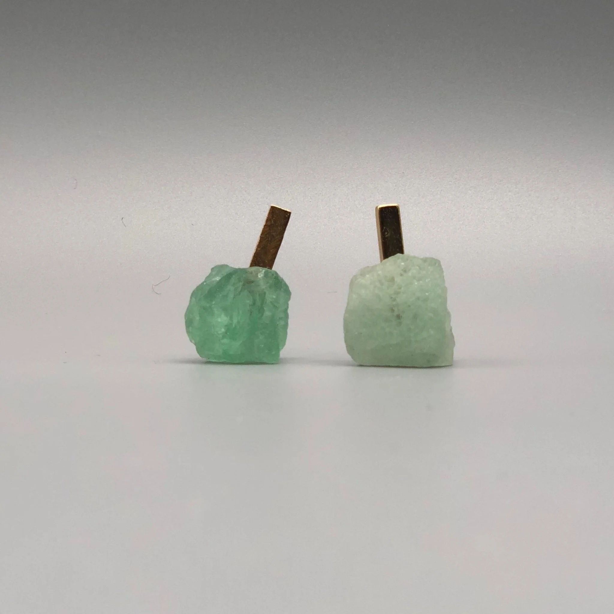 Orecchini in avventurina e ottone dorato Cacu Lab per Crepundia Gioielli Bologna — aventurine stone earrings contemporary design
