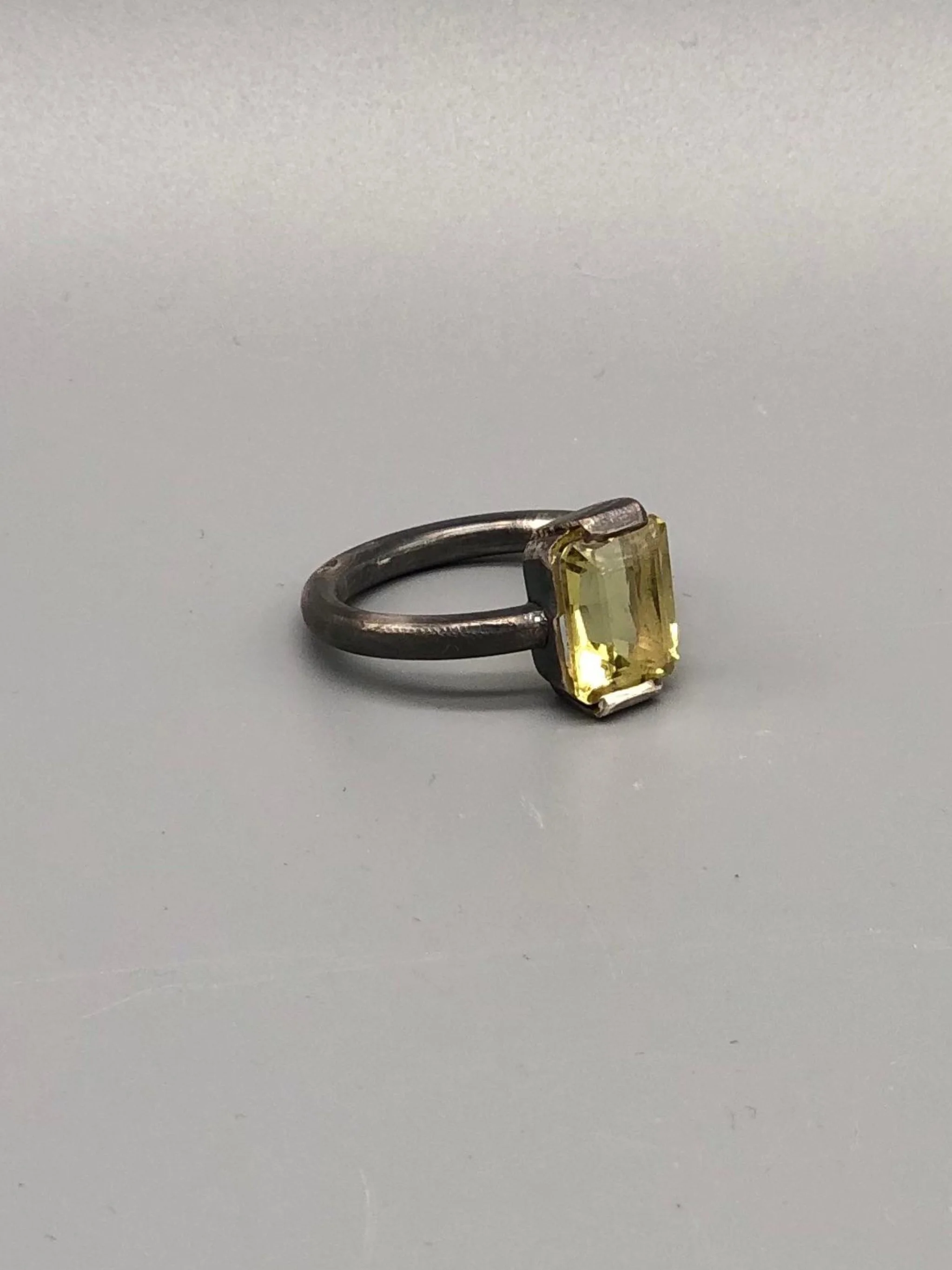 Contrasto tra superficie e luce, il colore si definisce come elemento centrale.  EN Contrast between surface and light, color defines itself as the central element.