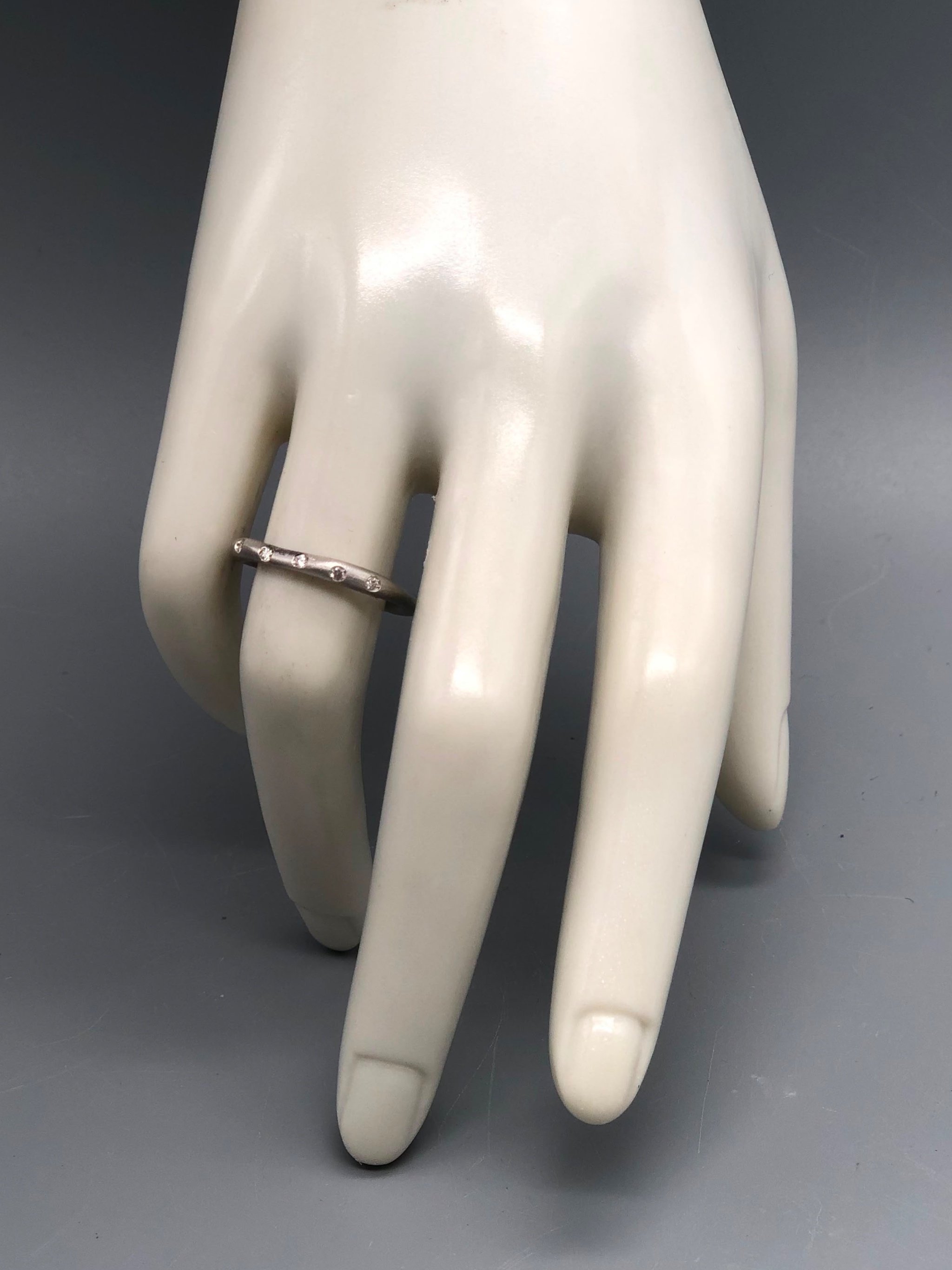 Anello Full Wave Crepundia in argento con diamanti, profilo sottile e irregolare. Crepundia Full Wave ring in silver with diamonds, featuring a slender, irregular profile.