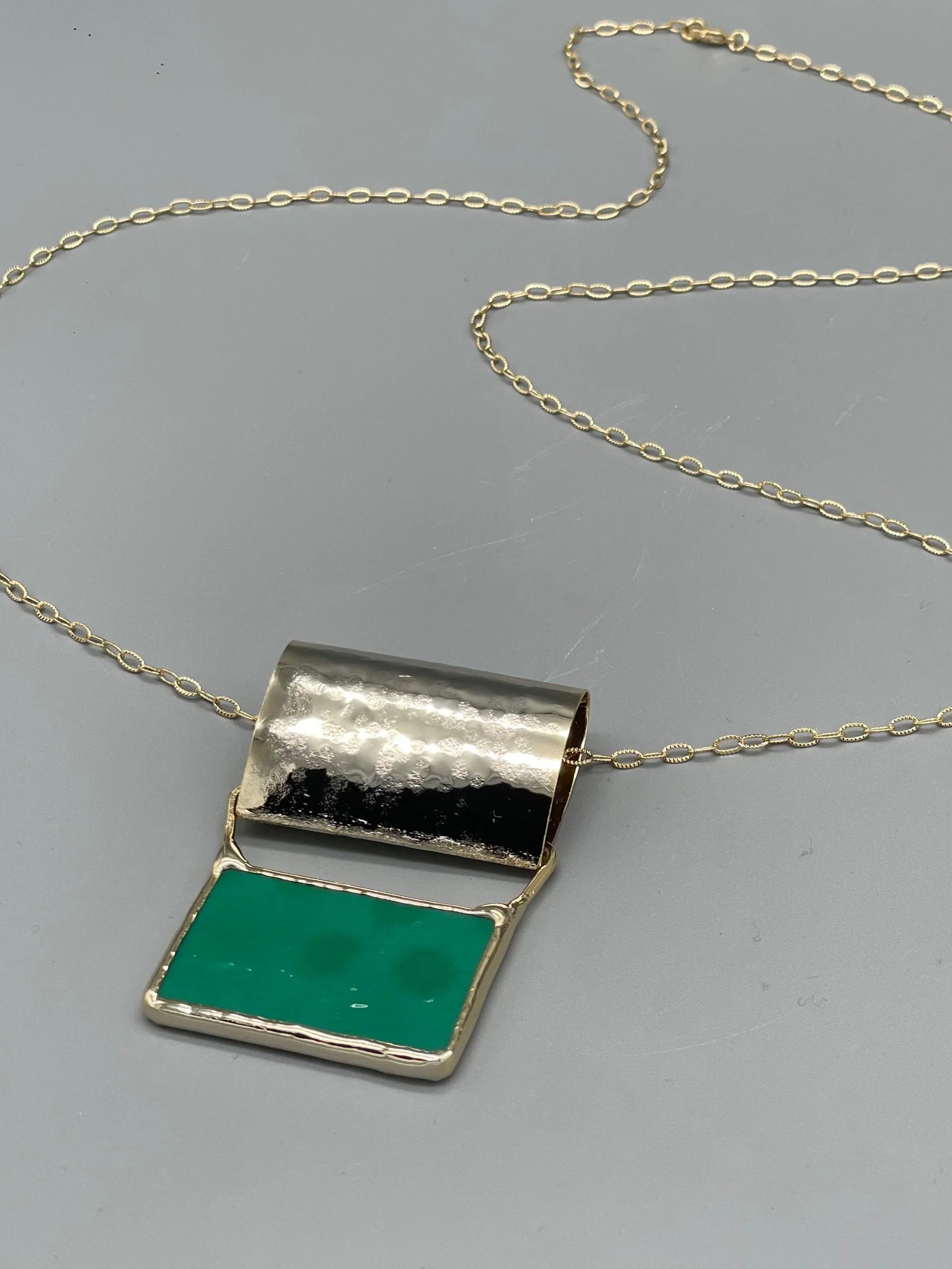 Collana Green 70 Anni Luce in ottone dorato oro giallo 18 carati con vetro verde prezioso, design contemporaneo.