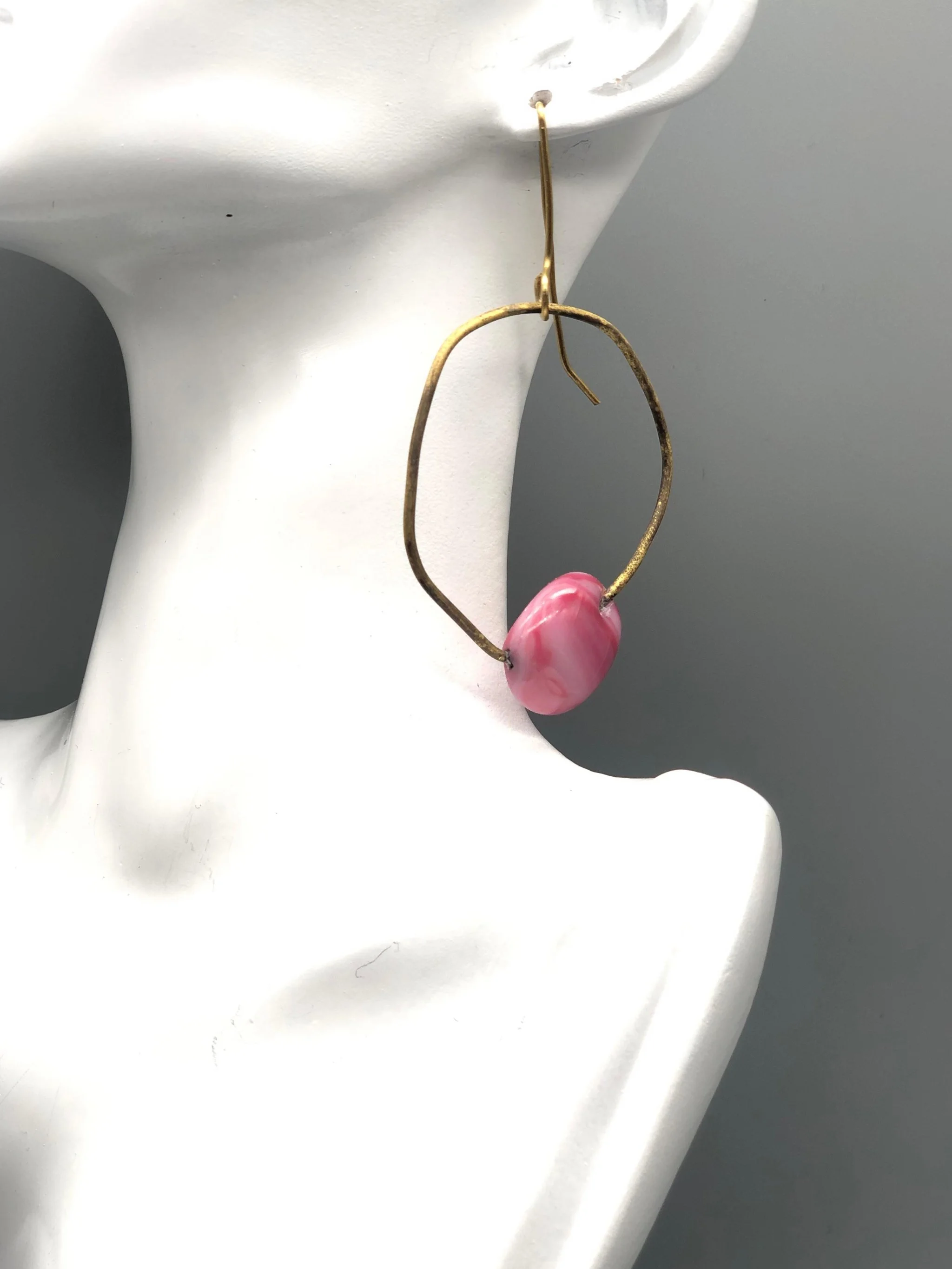Manumara brass and Bullseye glass earrings for Crepundia Gioielli Bologna. / Orecchini Manumara in ottone e vetro Bullseye per Crepundia Gioielli Bologna.