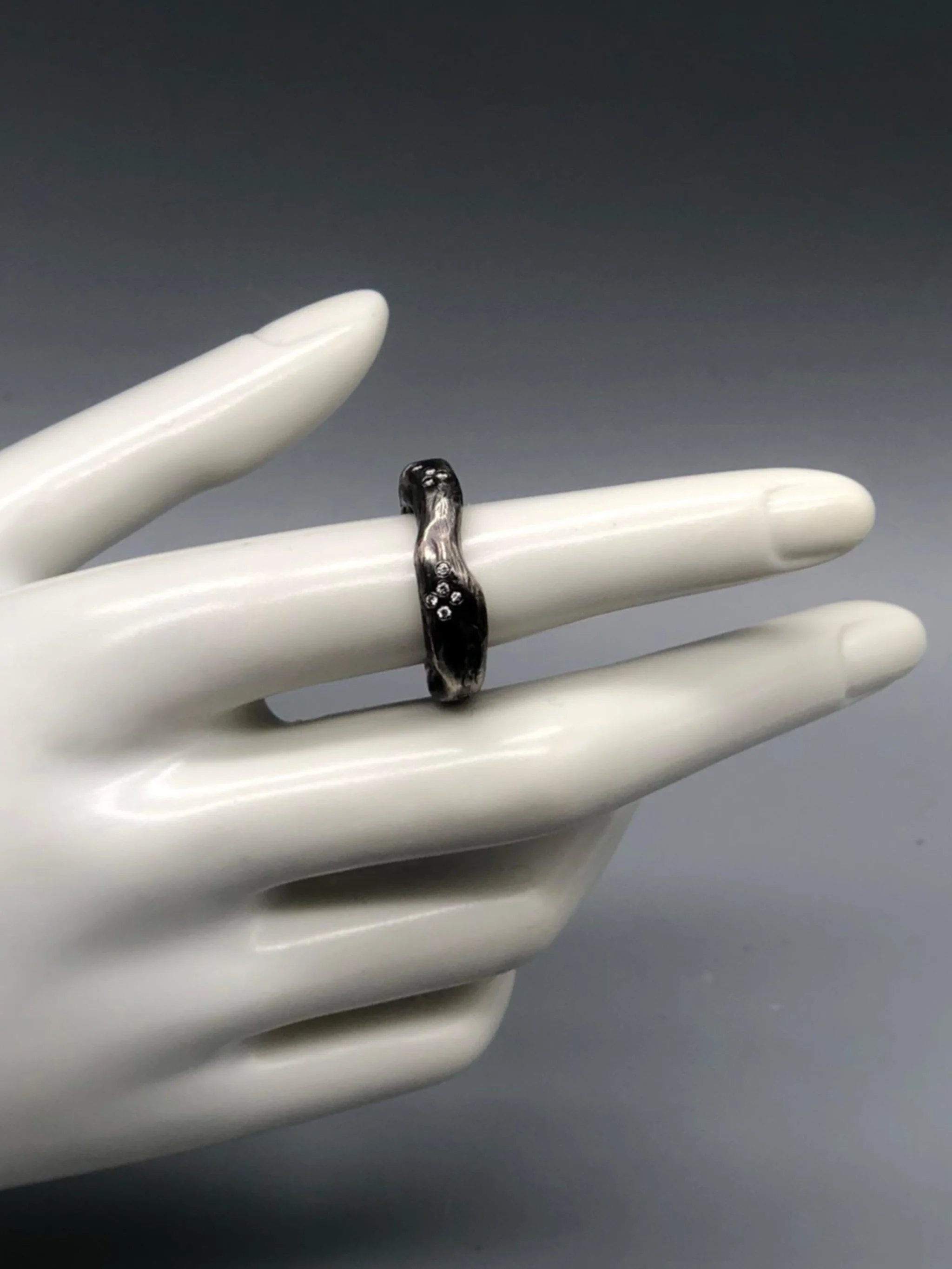 Anello Lingotto in argento brunito con diamanti taglio brillante, Crepundia Gioielli Bologna