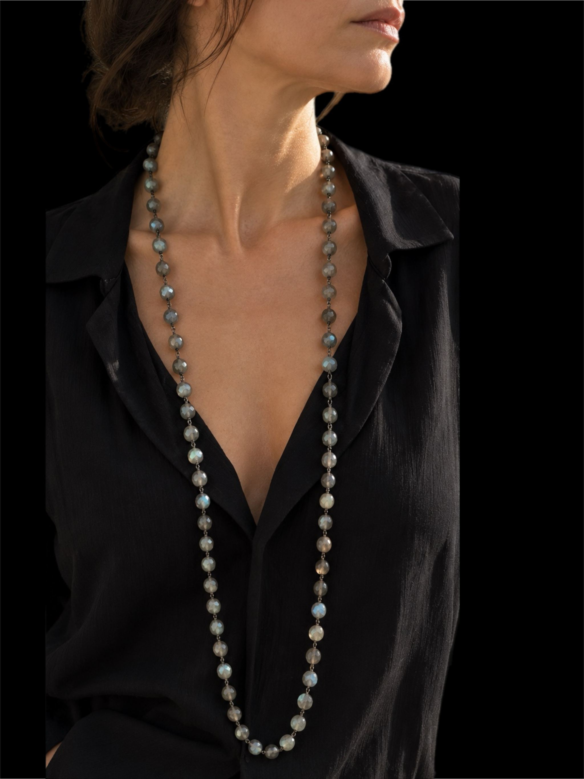 Collana Bold Labradorite con pietre naturali grigie sfaccettate e riflessi iridescenti. Bold Labradorite necklace with faceted grey gemstones and iridescent reflections.