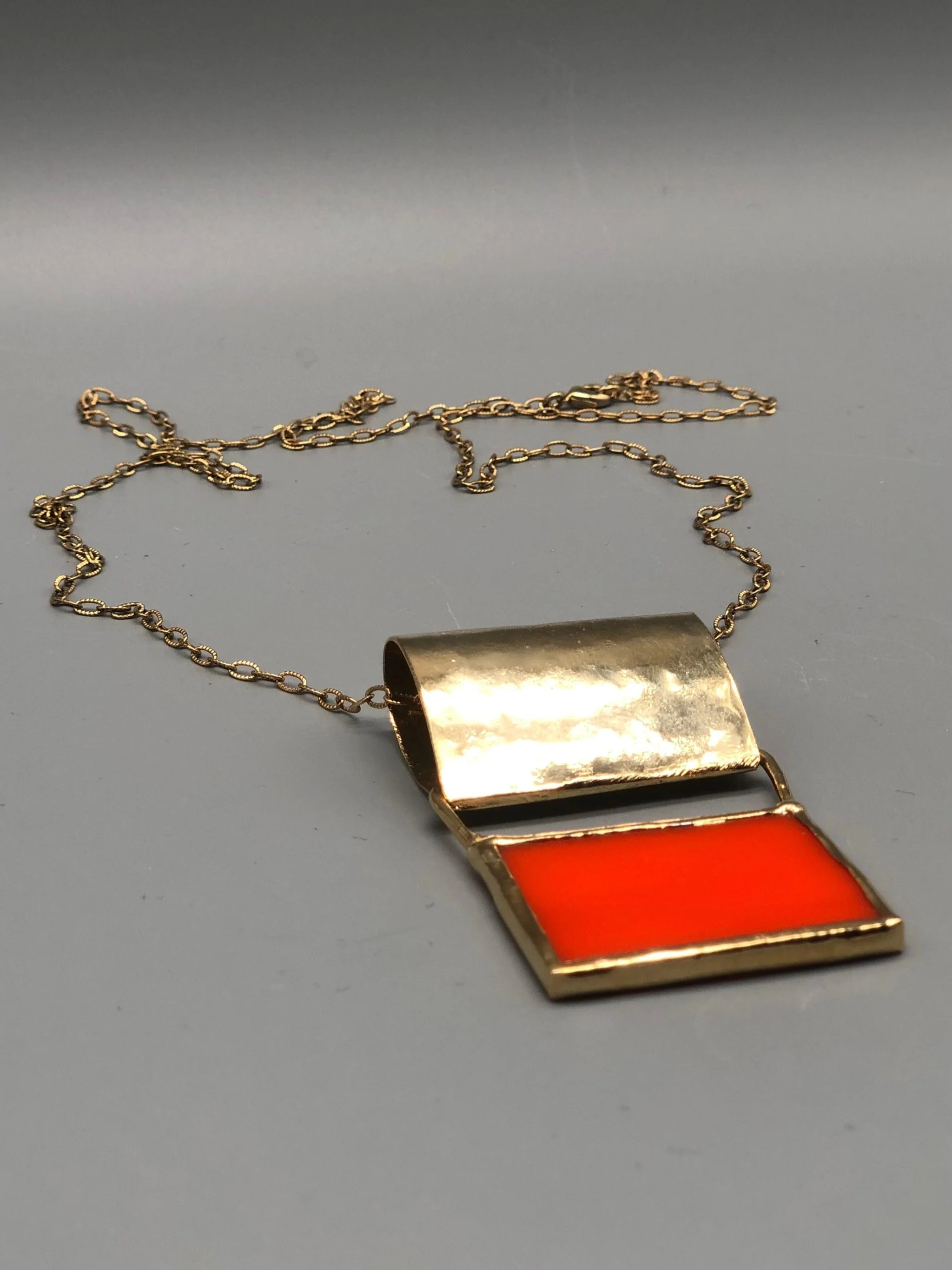 ‘70 Arancio necklace in 18k yellow gold plated brass with orange Murano glass, geometric pendant design — Crepundia Gioielli Bologna