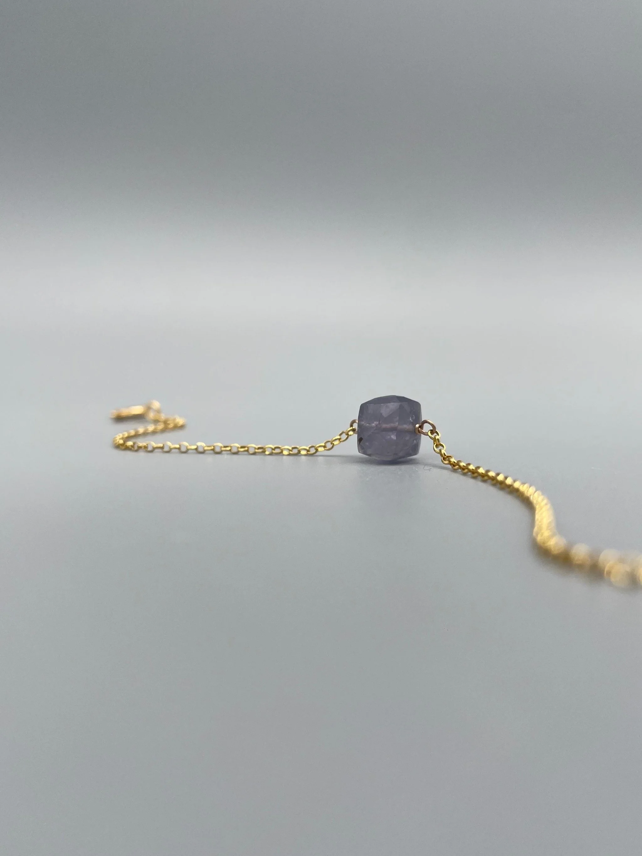 Labradorite Dot Crepundia in argento dorato e labradorite, design contemporaneo.