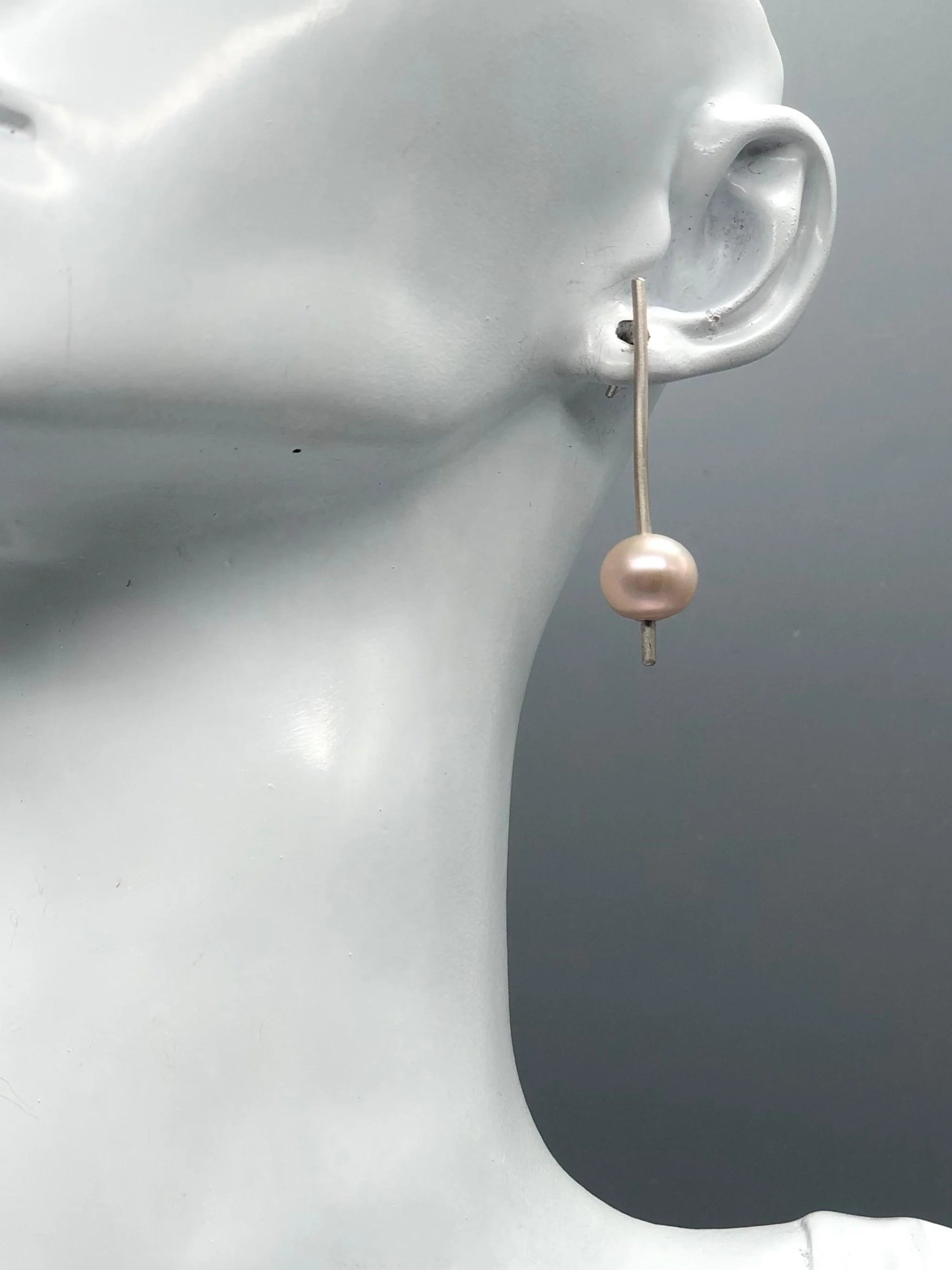 Minimal sterling silver earrings with natural white pearls on linear bars, handcrafted in the Crepundia Modena workshop — Crepundia Bologna