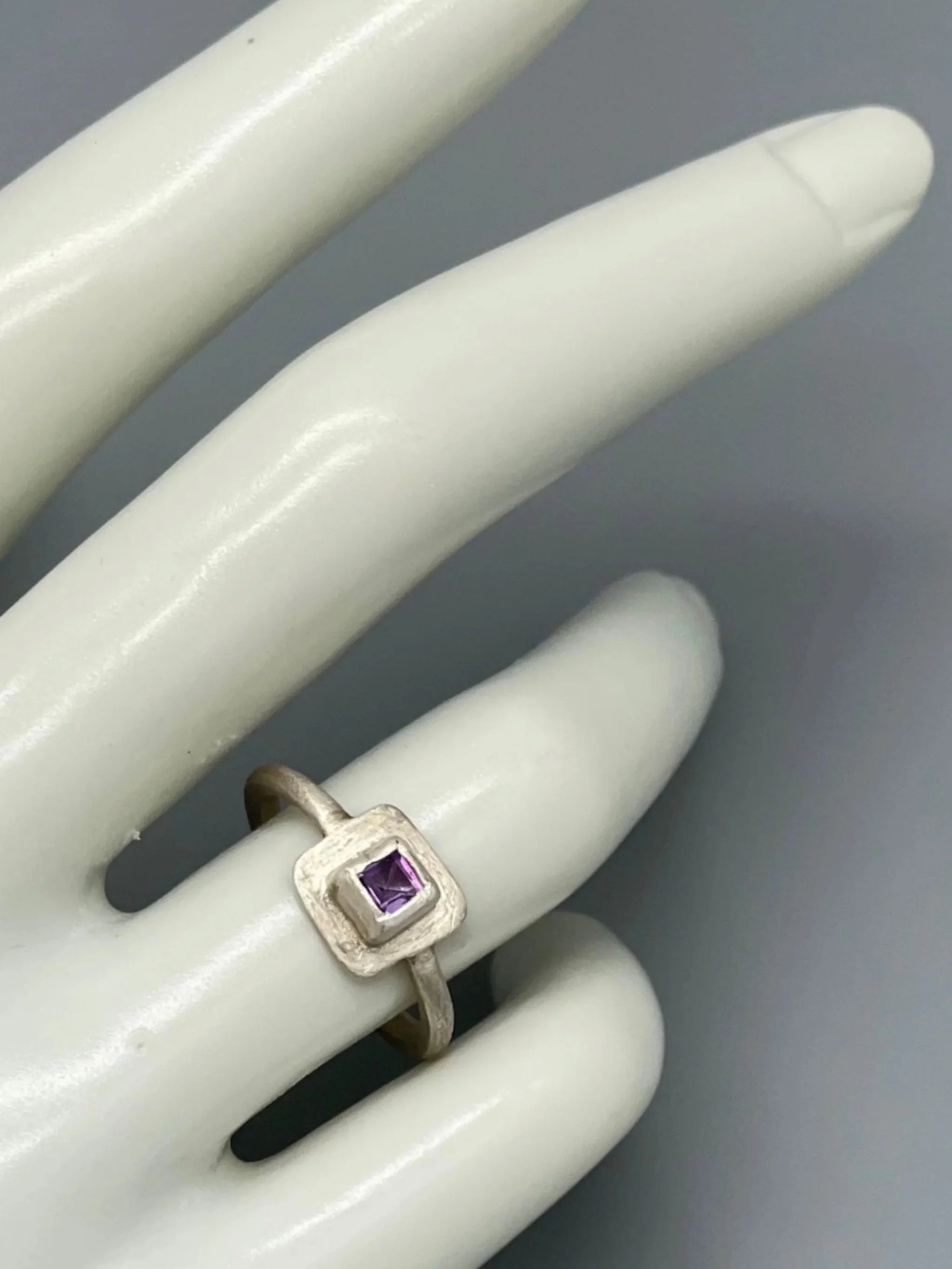 Anello Aside argento 925 e ametista indossato design essenziale Crepundia Gioielli — Crepundia Bologna worn silver ring with square amethyst on hand