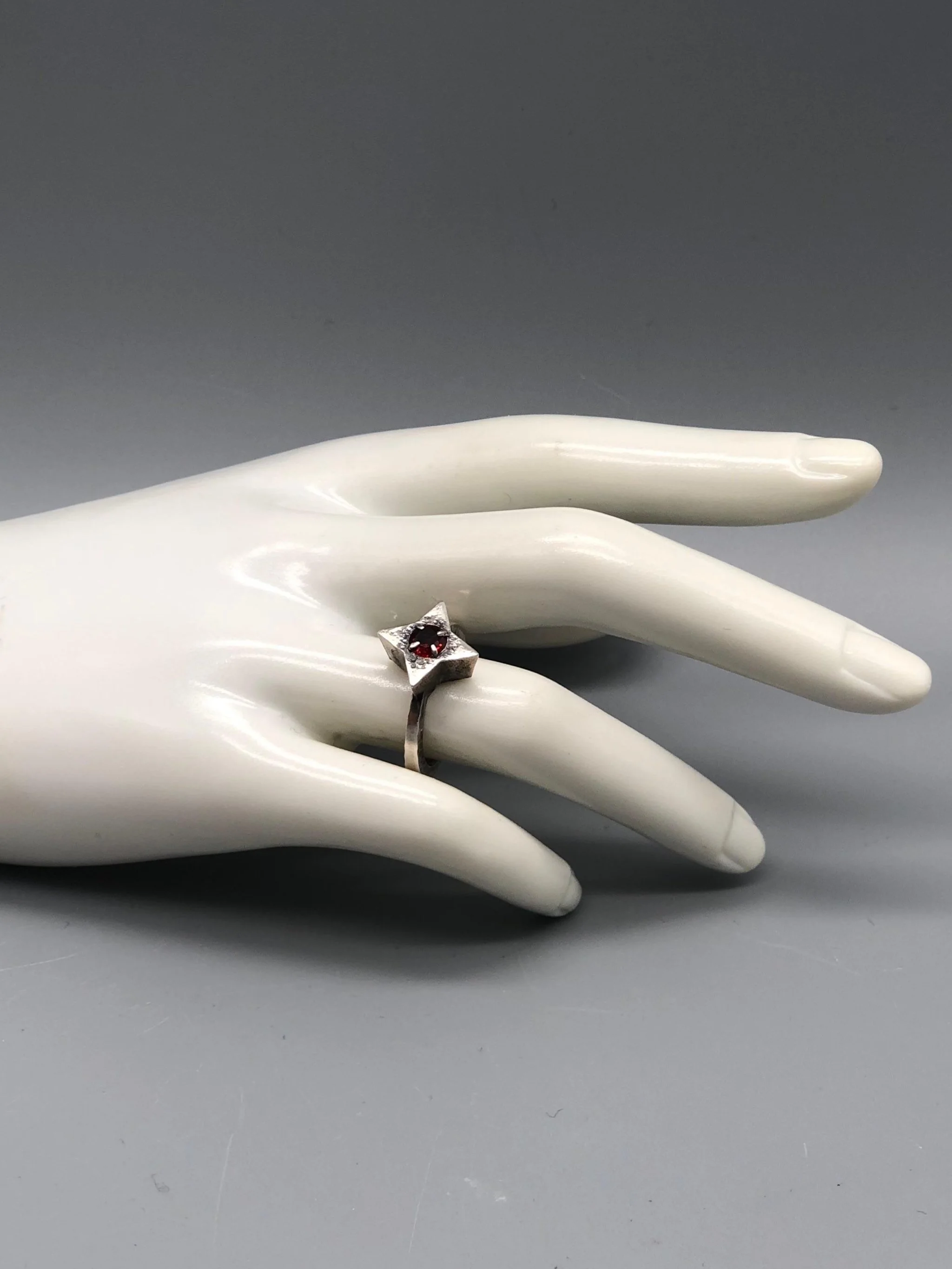 Contemporah Stars rings in sterling silver with faceted stones. Sculptural contemporary rings available at Crepundia Gioielli Bologna.