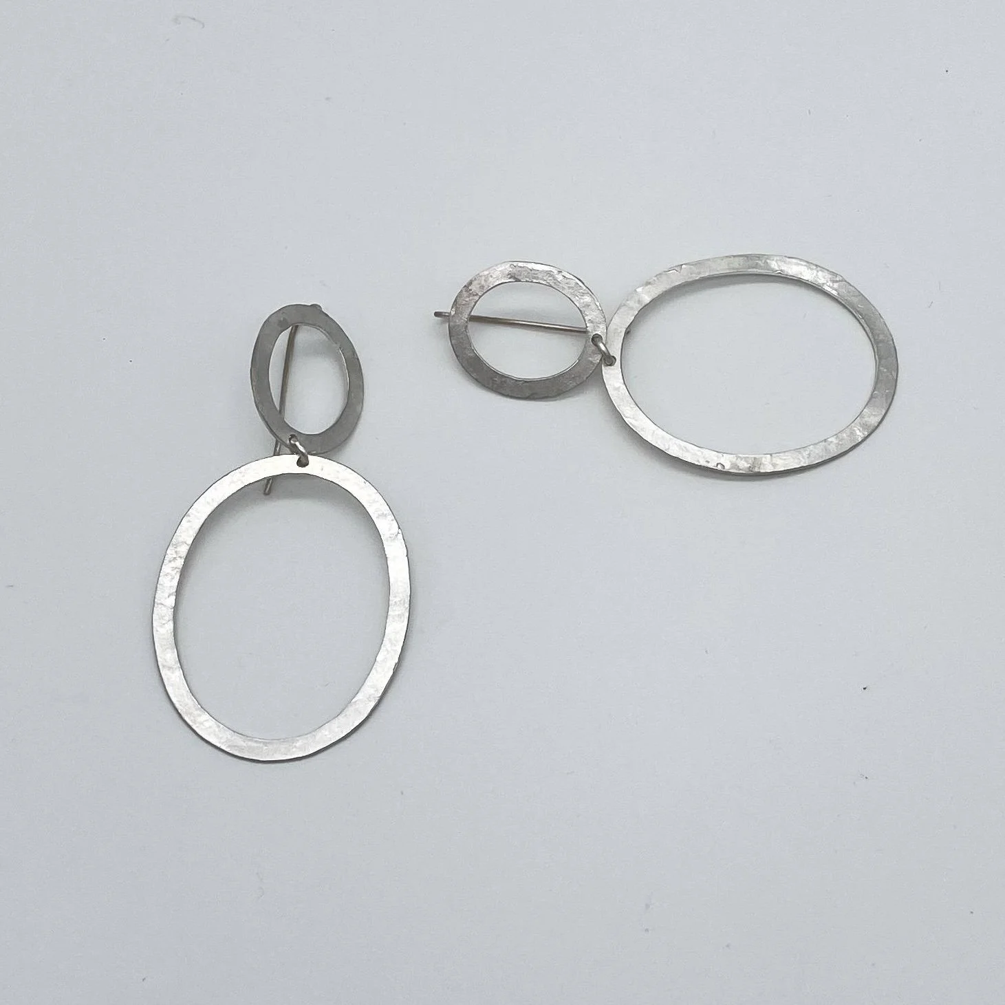 Orecchini Ovali in argento martellato .Essentia Crepundia Gioielli