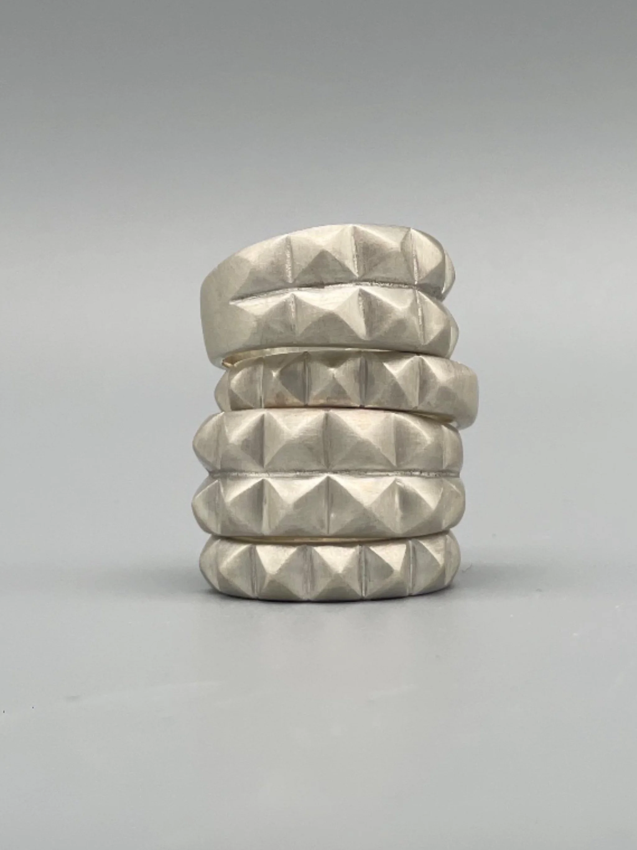 Sonja Markhoff sterling silver rings with geometric volumes and a bold contemporary character.
Anelli di Sonja Markhoff in argento sterling dai volumi geometrici e dal carattere contemporaneo deciso.