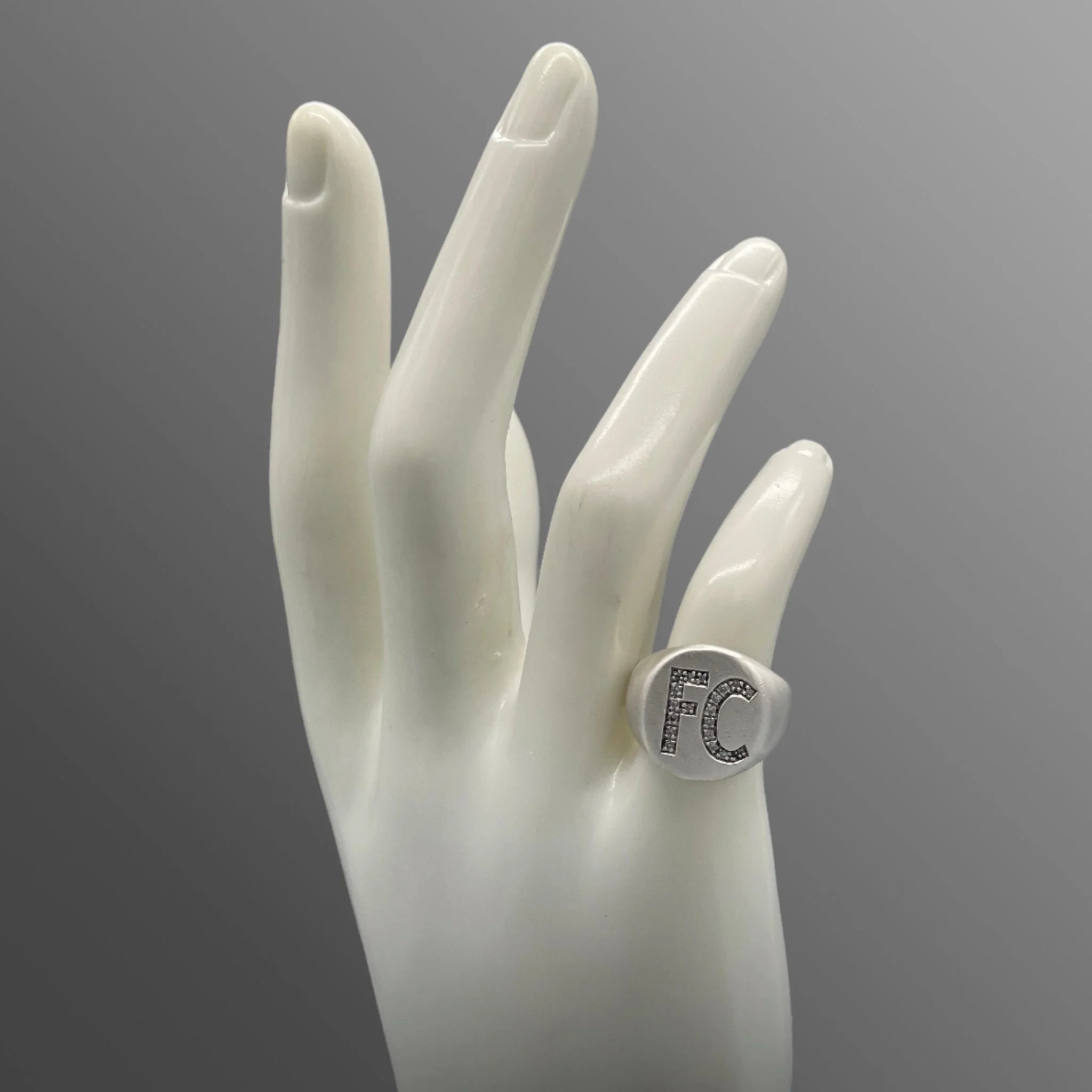 Anello su misura Crepundia indossato — gioielli artigianali realizzati nel laboratorio Crepundia a Bologna

Custom-made Crepundia ring worn — handcrafted jewelry created in the Crepundia studio in Bologna